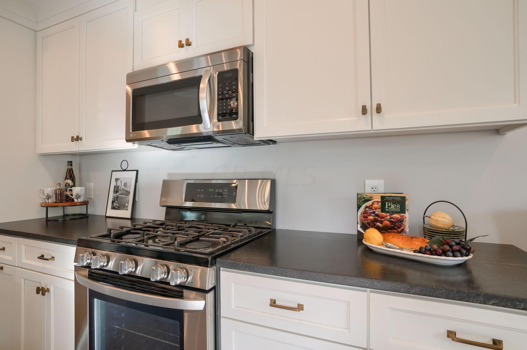 241 Gdn Rd, Columbus OH 43224-1010 exterior