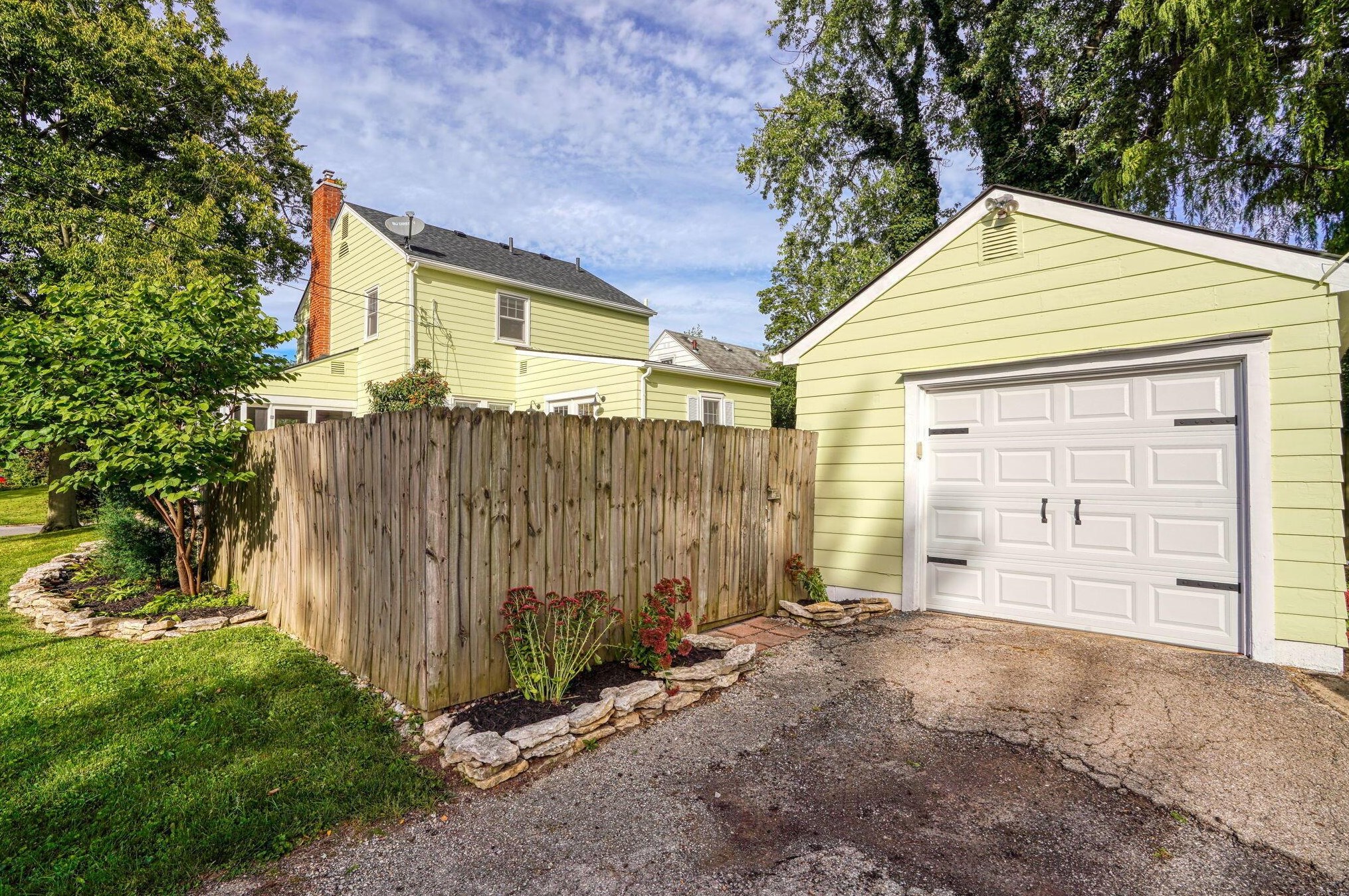 241 Gdn Rd, Columbus OH 43224-1010 exterior