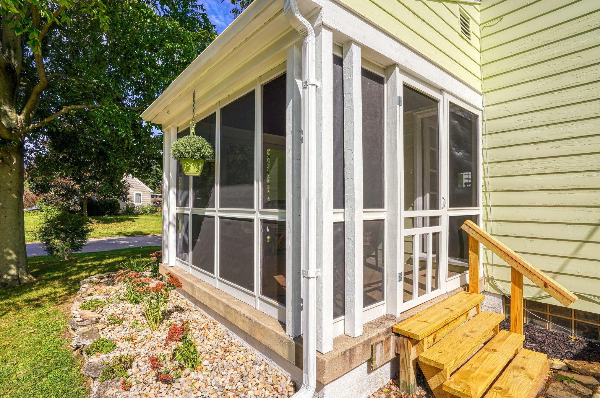 241 Gdn Rd, Columbus OH 43224-1010 exterior