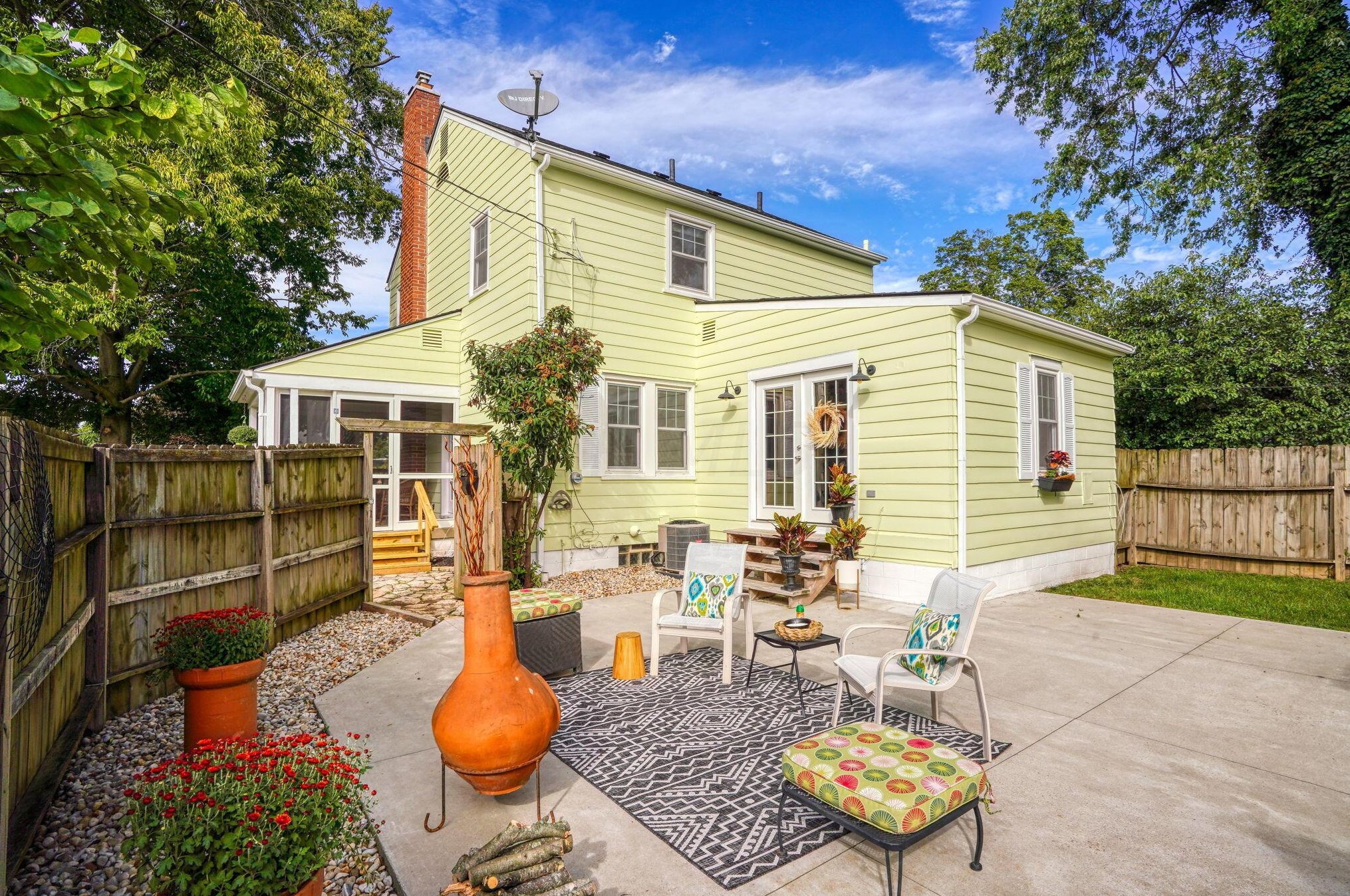 241 Gdn Rd, Columbus OH 43224-1010 exterior