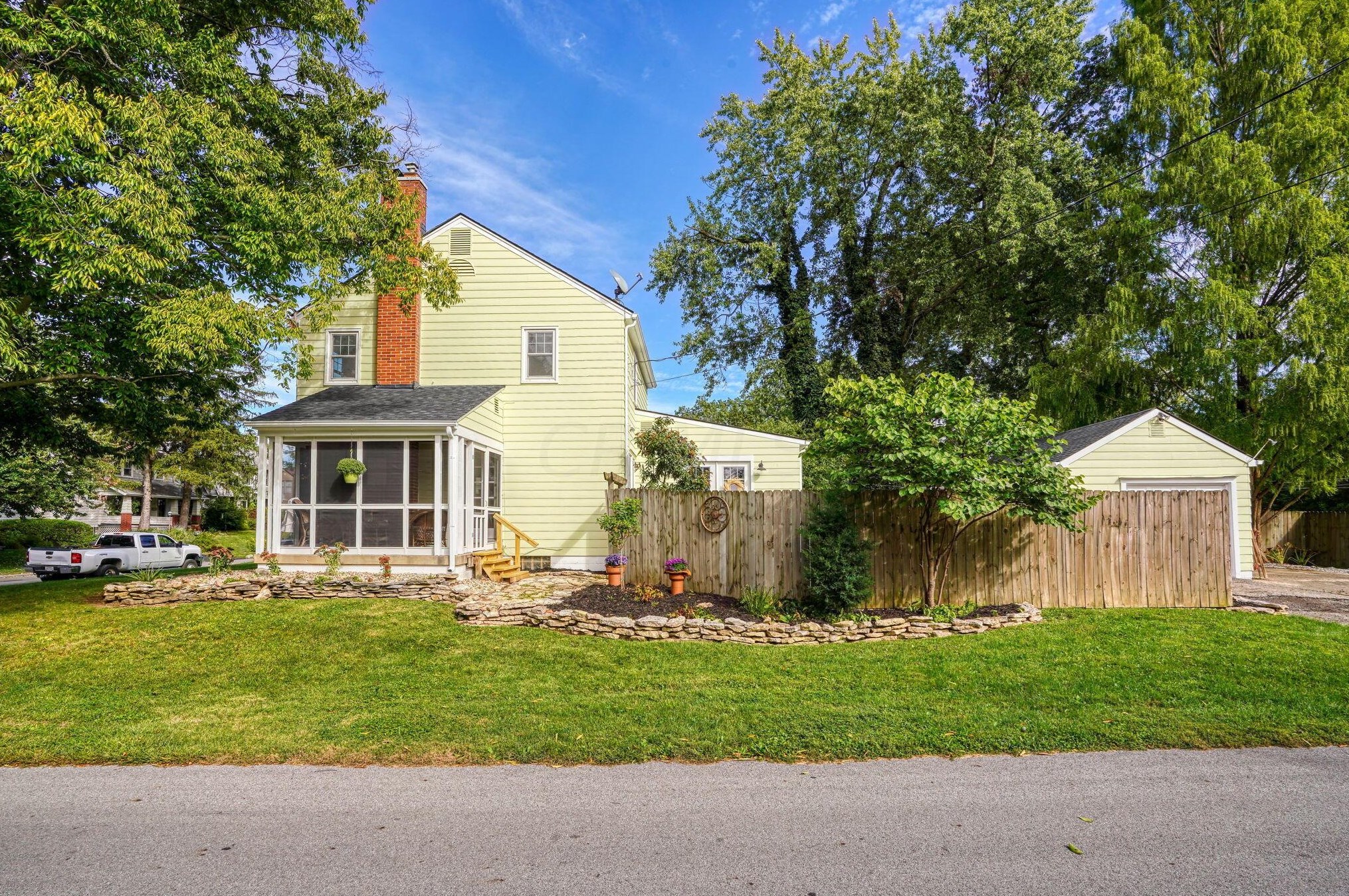 241 Gdn Rd, Columbus OH 43224-1010 exterior