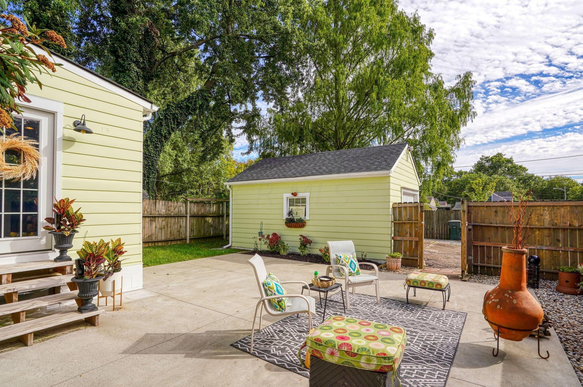 241 Gdn Rd, Columbus OH 43224-1010 exterior