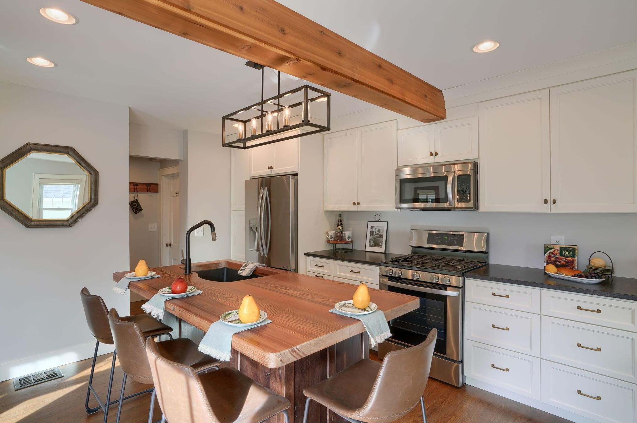 241 Gdn Rd, Columbus OH 43224-1010 exterior