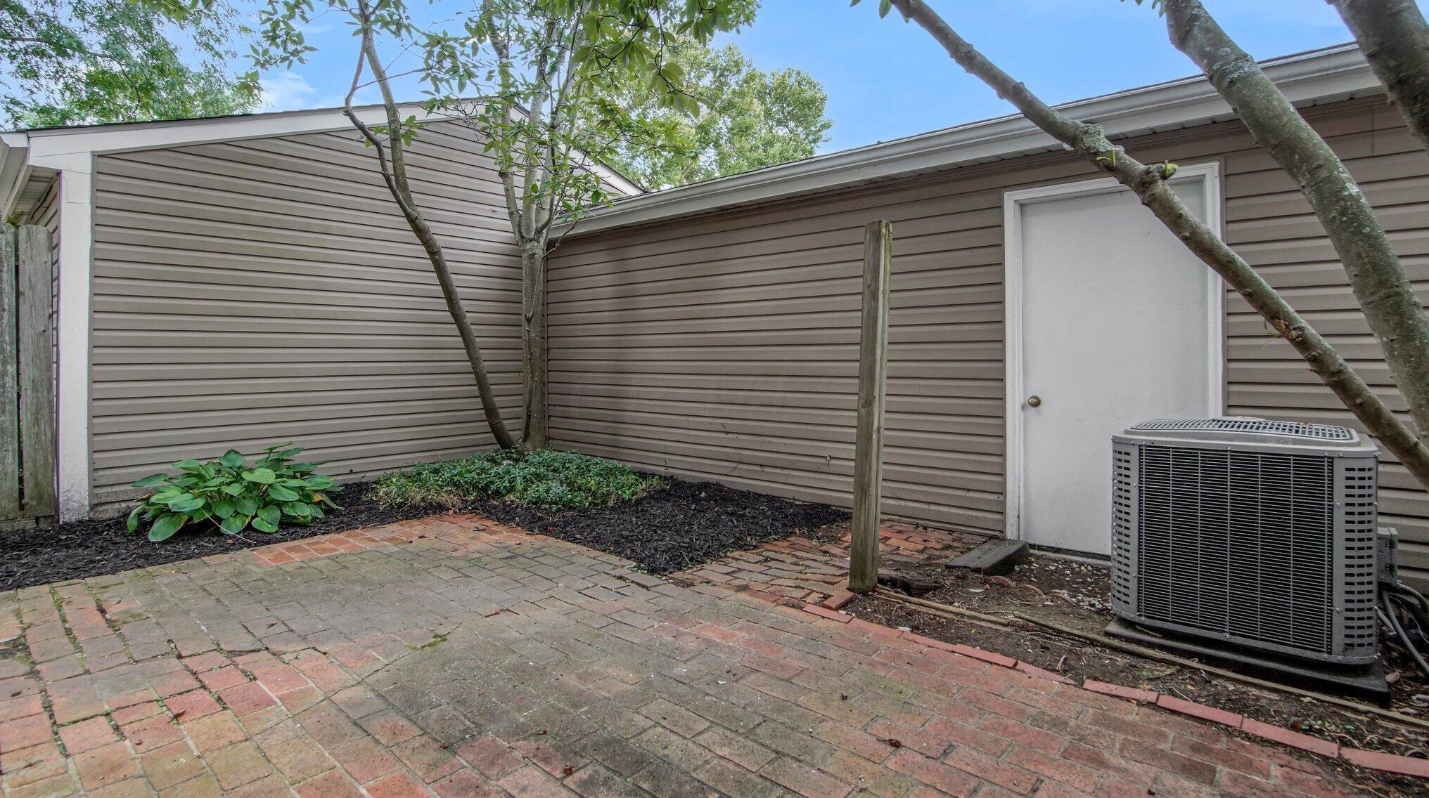 5611 Chowning Way, Columbus OH 43213-1479 exterior