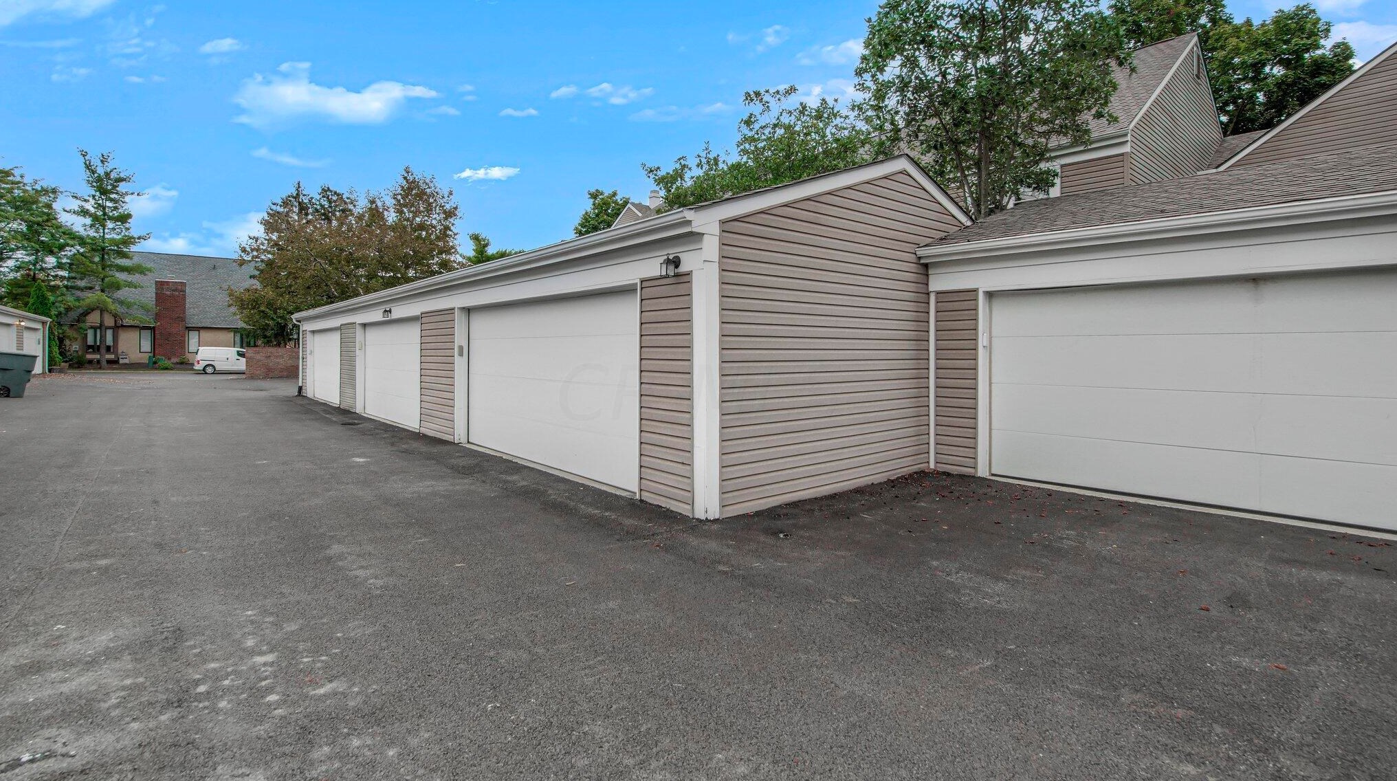 5611 Chowning Way, Columbus OH 43213-1479 exterior