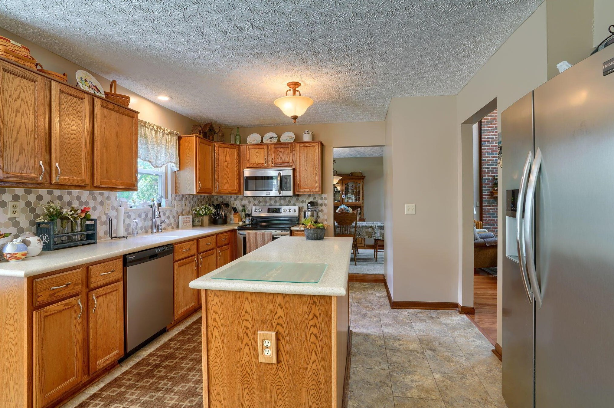 6437 Foxhill Dr, Cnl Wnchstr OH  43110-8767 exterior