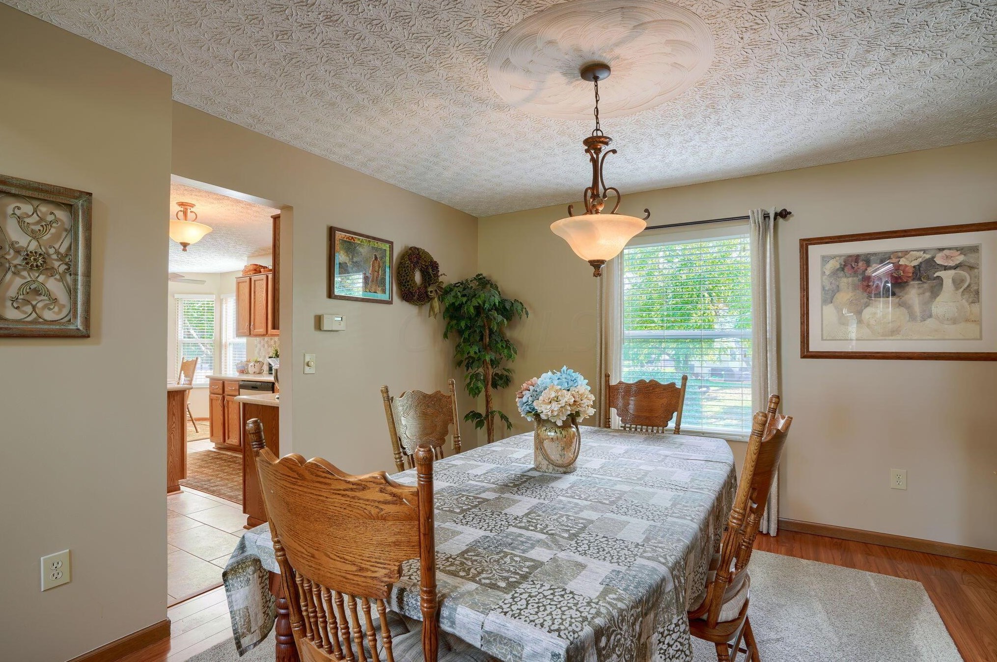 6437 Foxhill Dr, Cnl Wnchstr OH  43110-8767 exterior