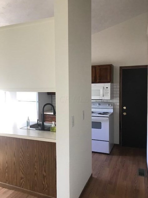 1329 Clement Dr, Columbus OH 43085-1550 exterior