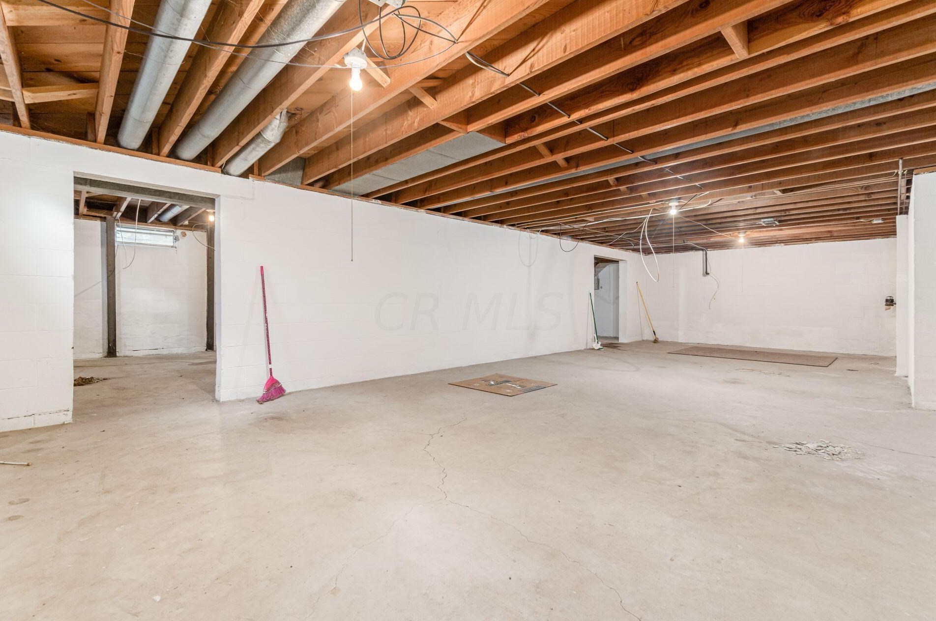 321 Briarwood Dr, Columbus OH 43213-2056 exterior