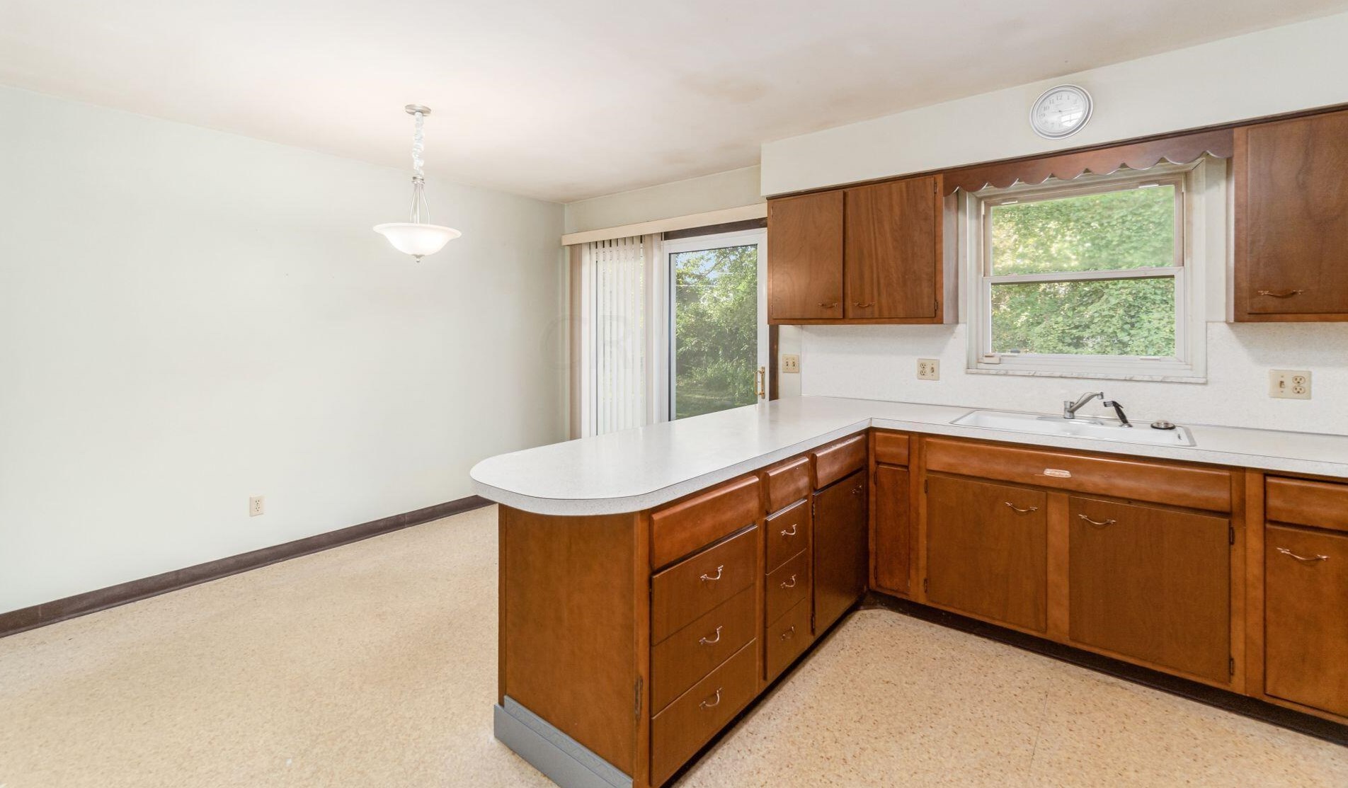 321 Briarwood Dr, Columbus OH 43213-2056 exterior