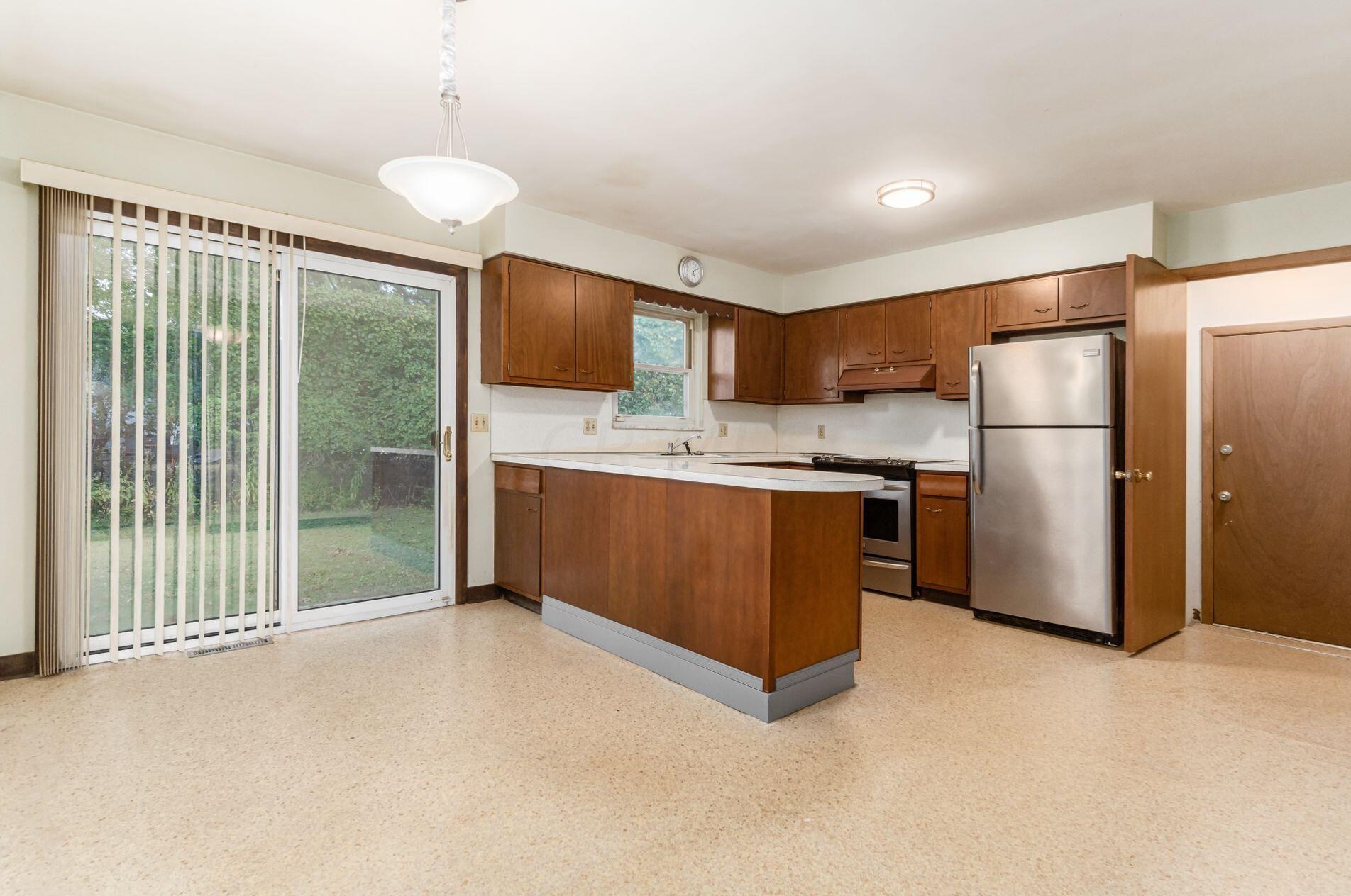 321 Briarwood Dr, Columbus OH 43213-2056 exterior