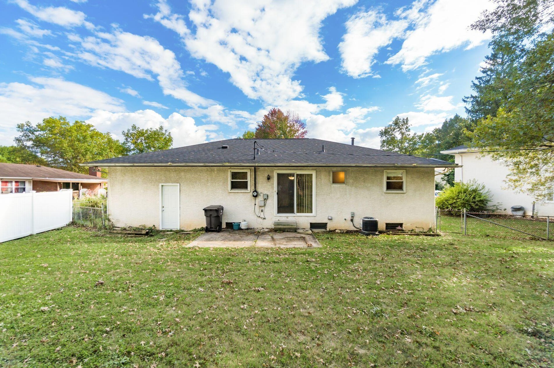 321 Briarwood Dr, Columbus OH 43213-2056 exterior