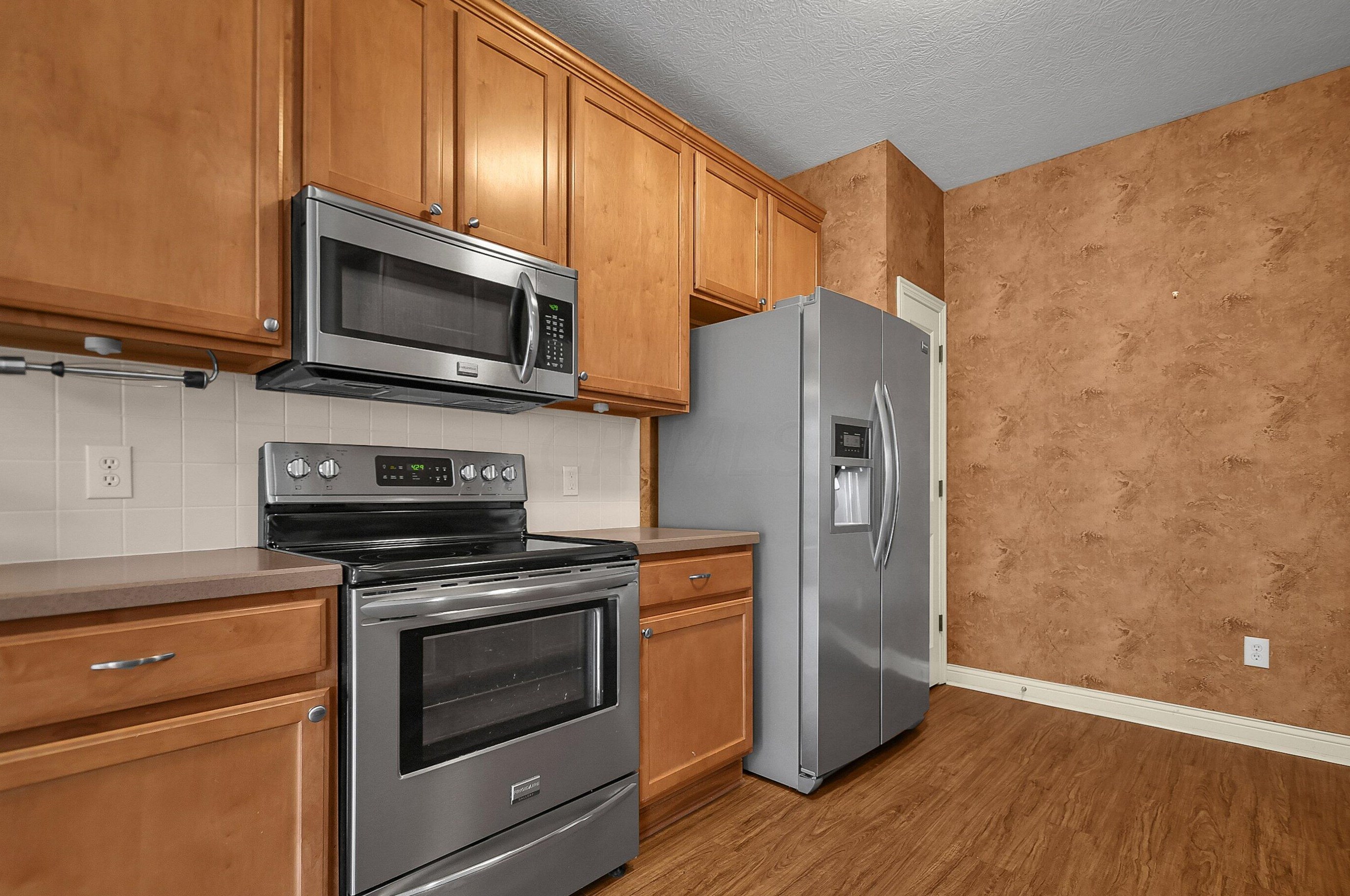 328 Lk Xing Ave, Columbus OH 43213-4424 exterior