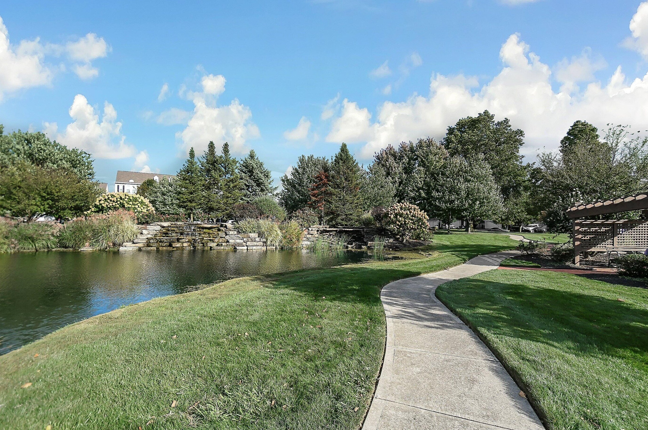 328 Lk Xing Ave, Columbus OH 43213-4424 exterior