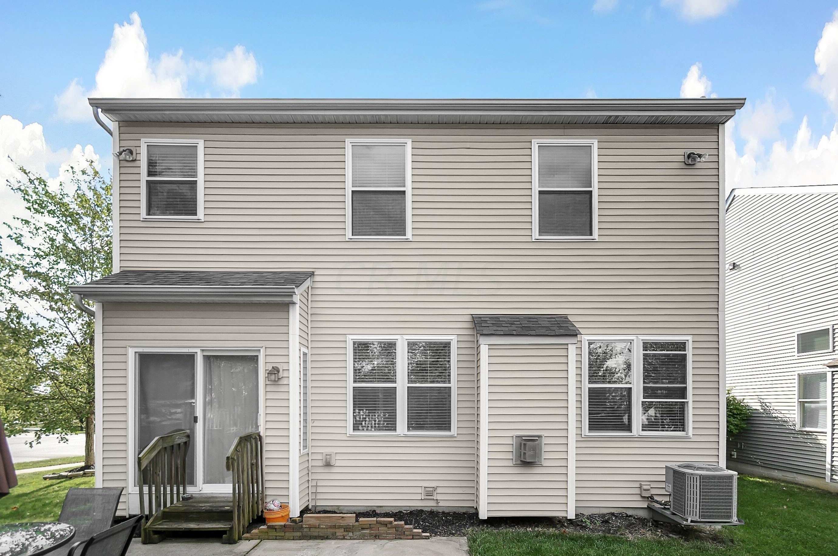 328 Lk Xing Ave, Columbus OH 43213-4424 exterior