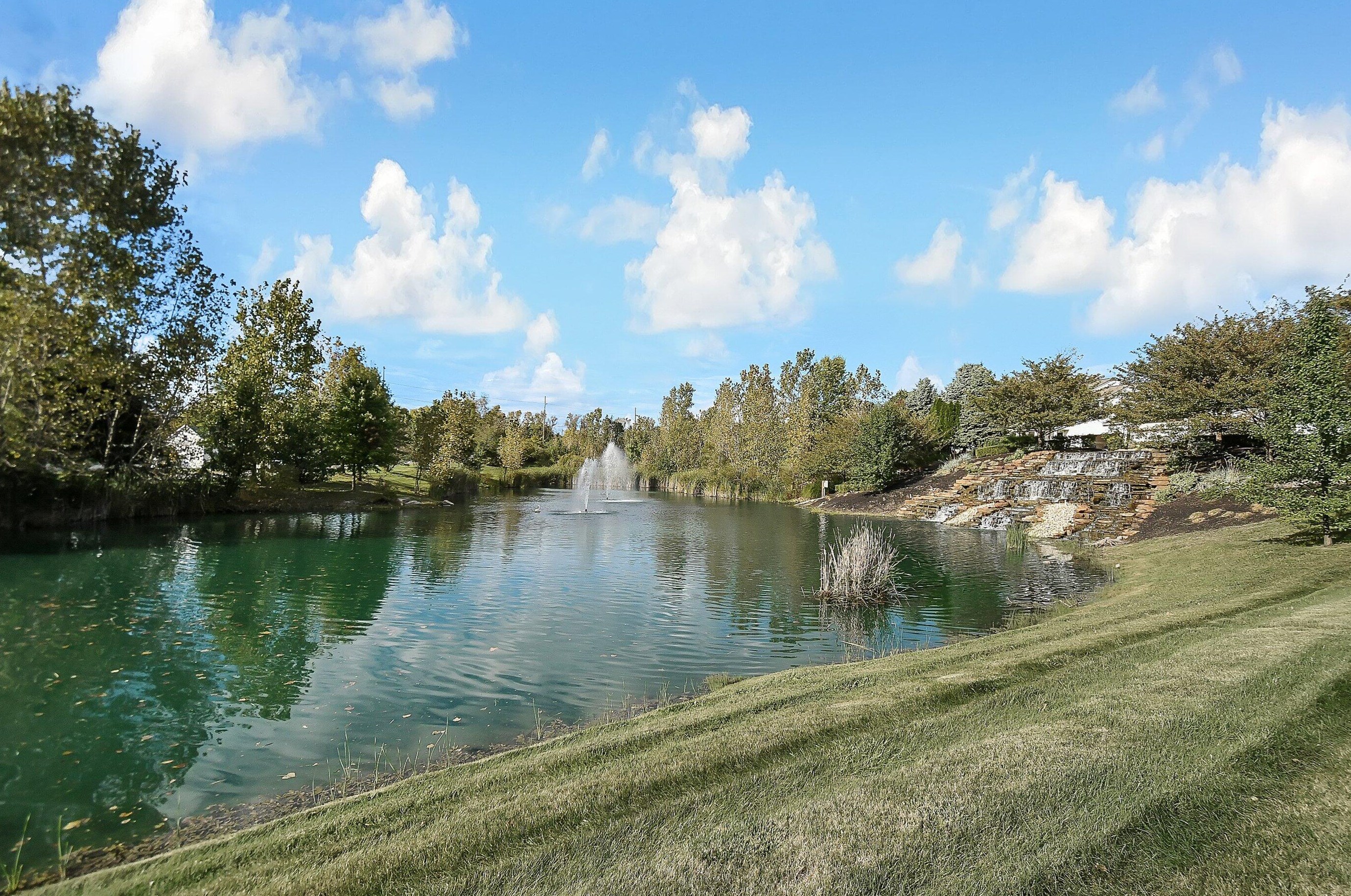 328 Lk Xing Ave, Columbus OH 43213-4424 exterior