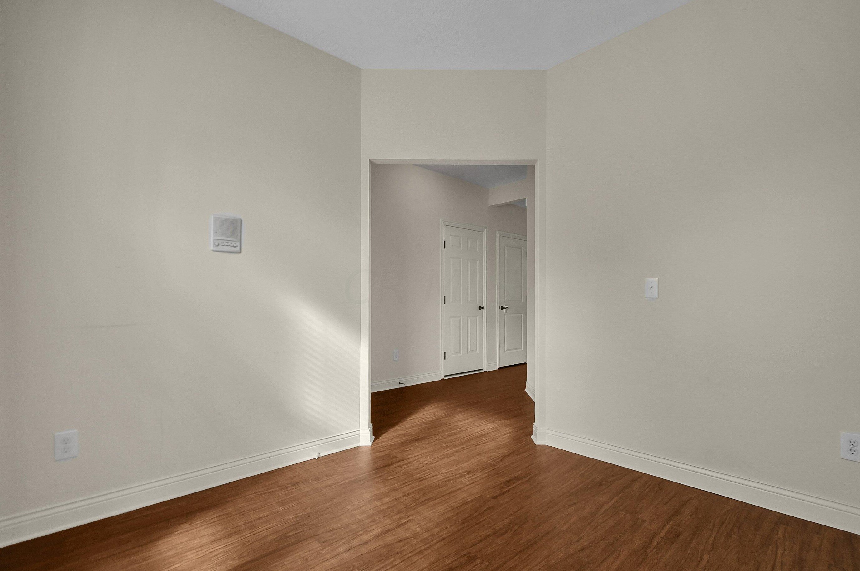 328 Lk Xing Ave, Columbus OH 43213-4424 exterior