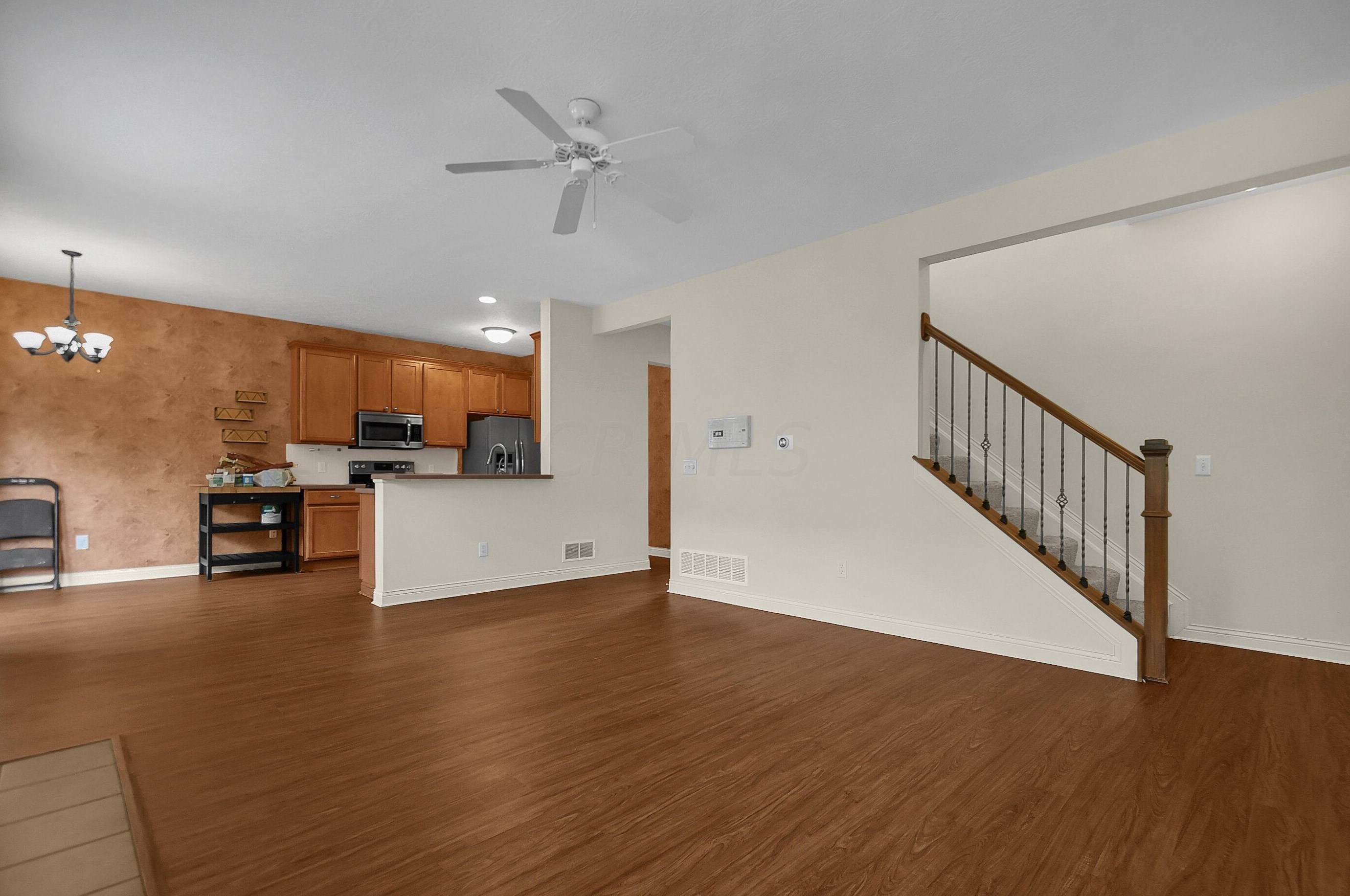 328 Lk Xing Ave, Columbus OH 43213-4424 exterior