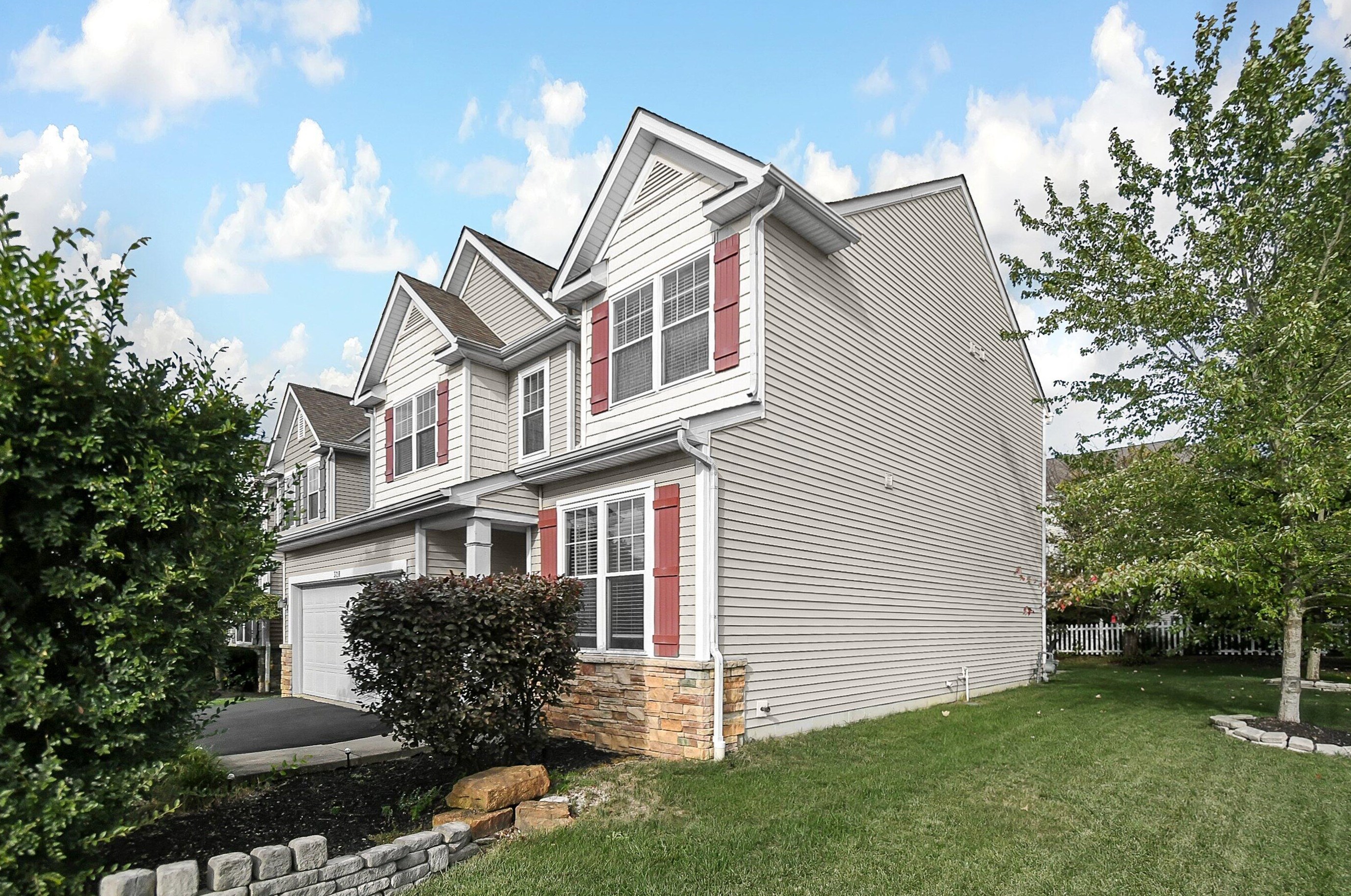 328 Lk Xing Ave, Columbus OH 43213-4424 exterior