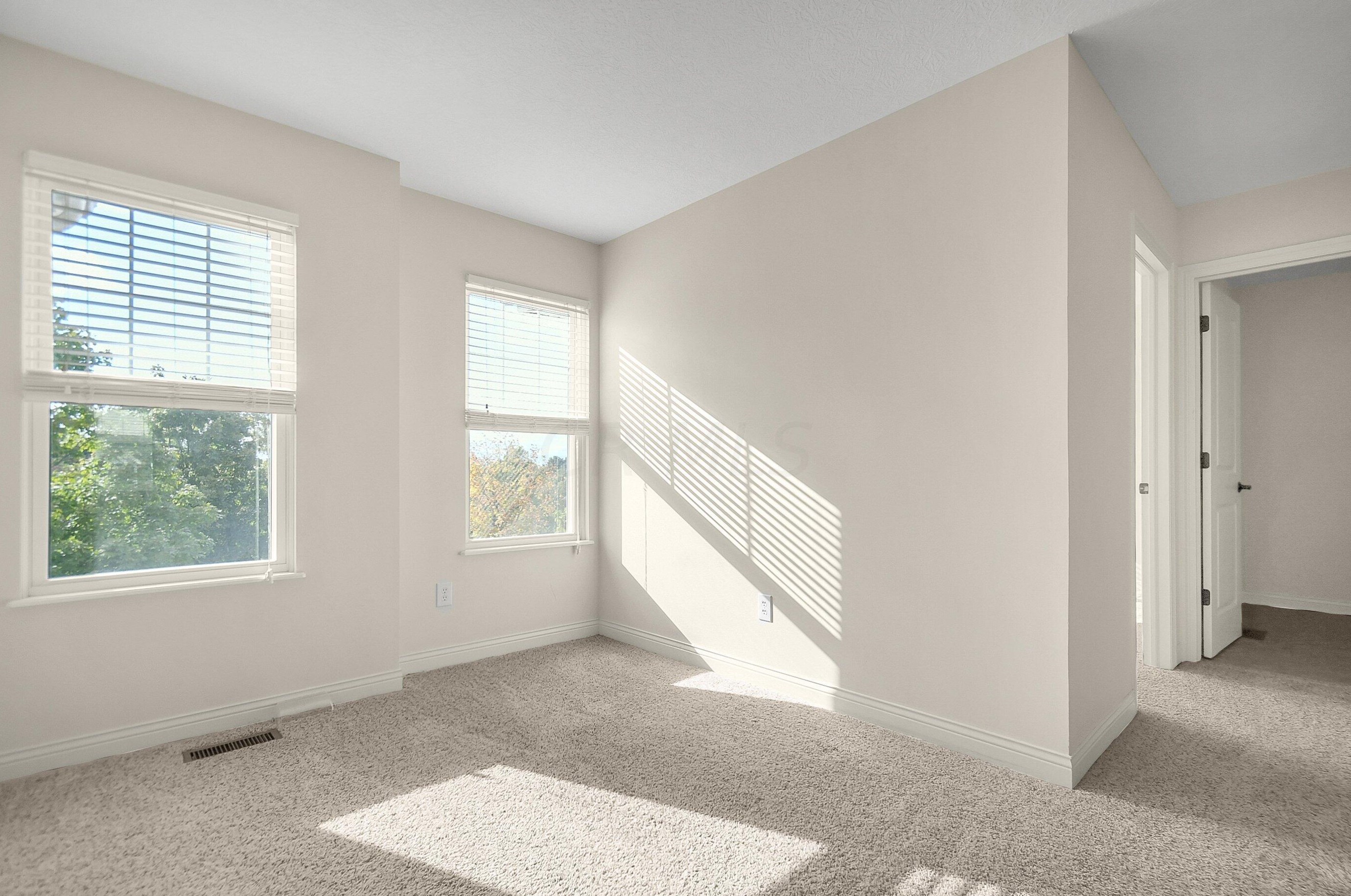 328 Lk Xing Ave, Columbus OH 43213-4424 exterior