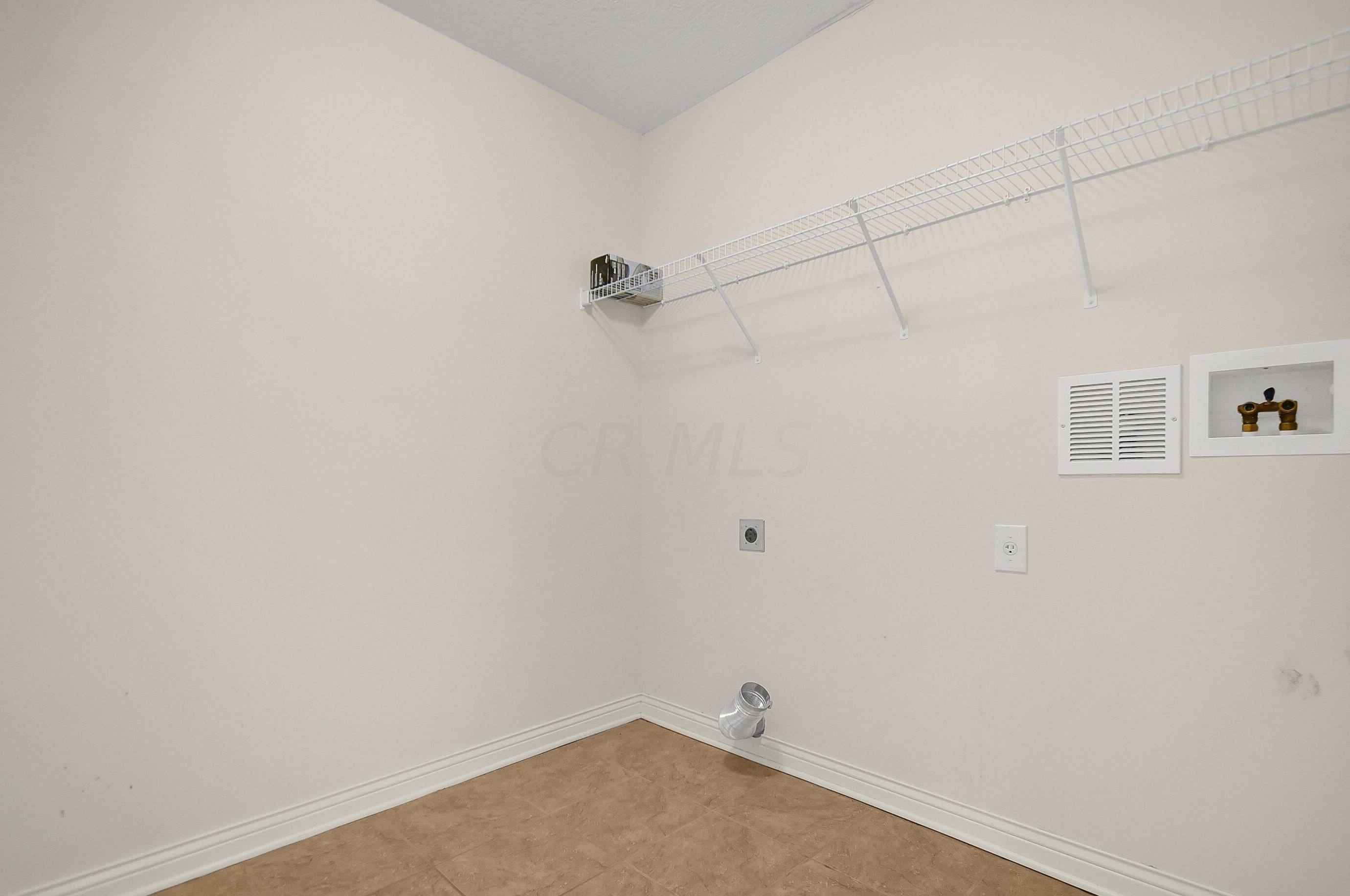 328 Lk Xing Ave, Columbus OH 43213-4424 exterior