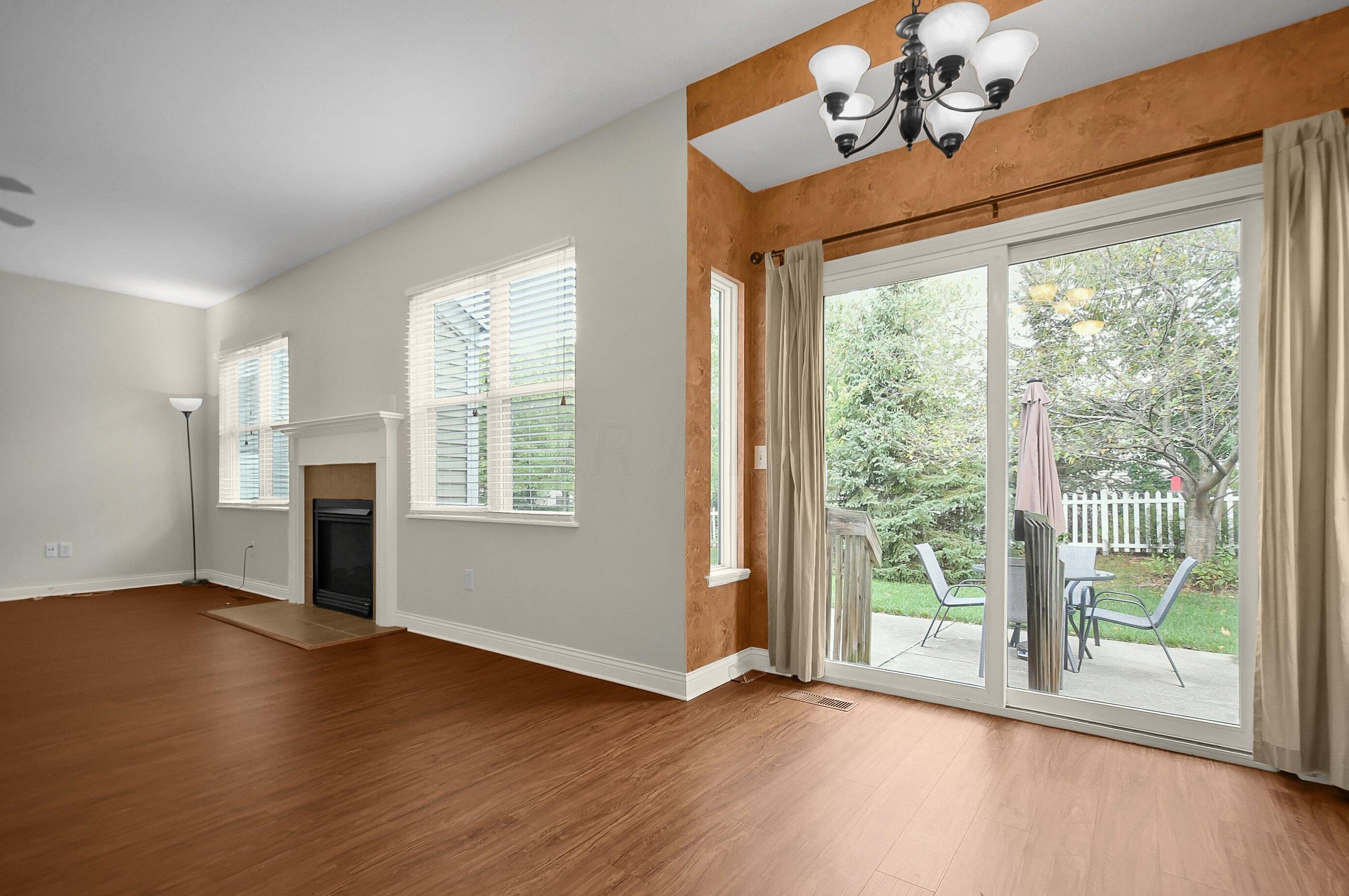 328 Lk Xing Ave, Columbus OH 43213-4424 exterior