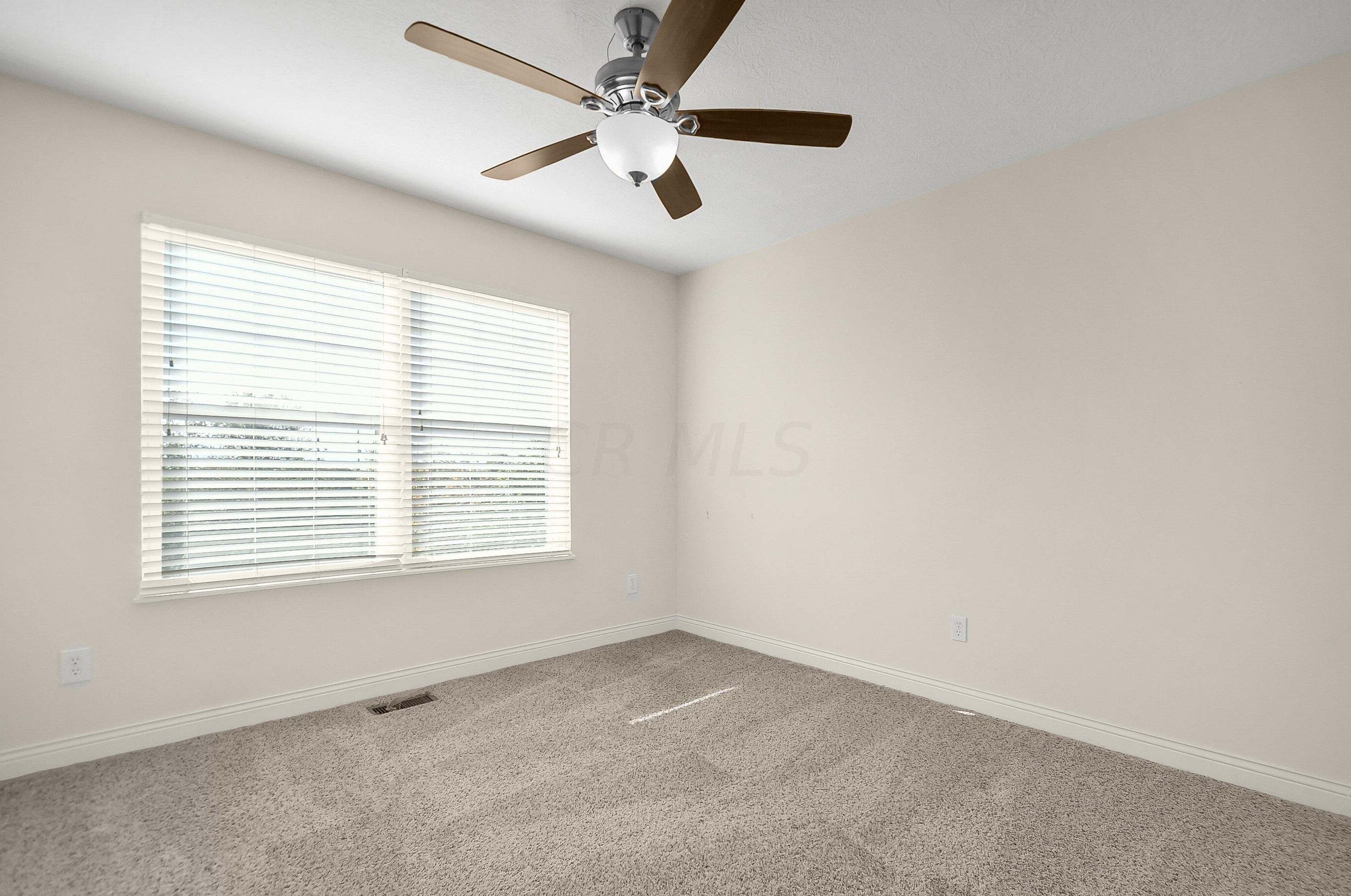 328 Lk Xing Ave, Columbus OH 43213-4424 exterior