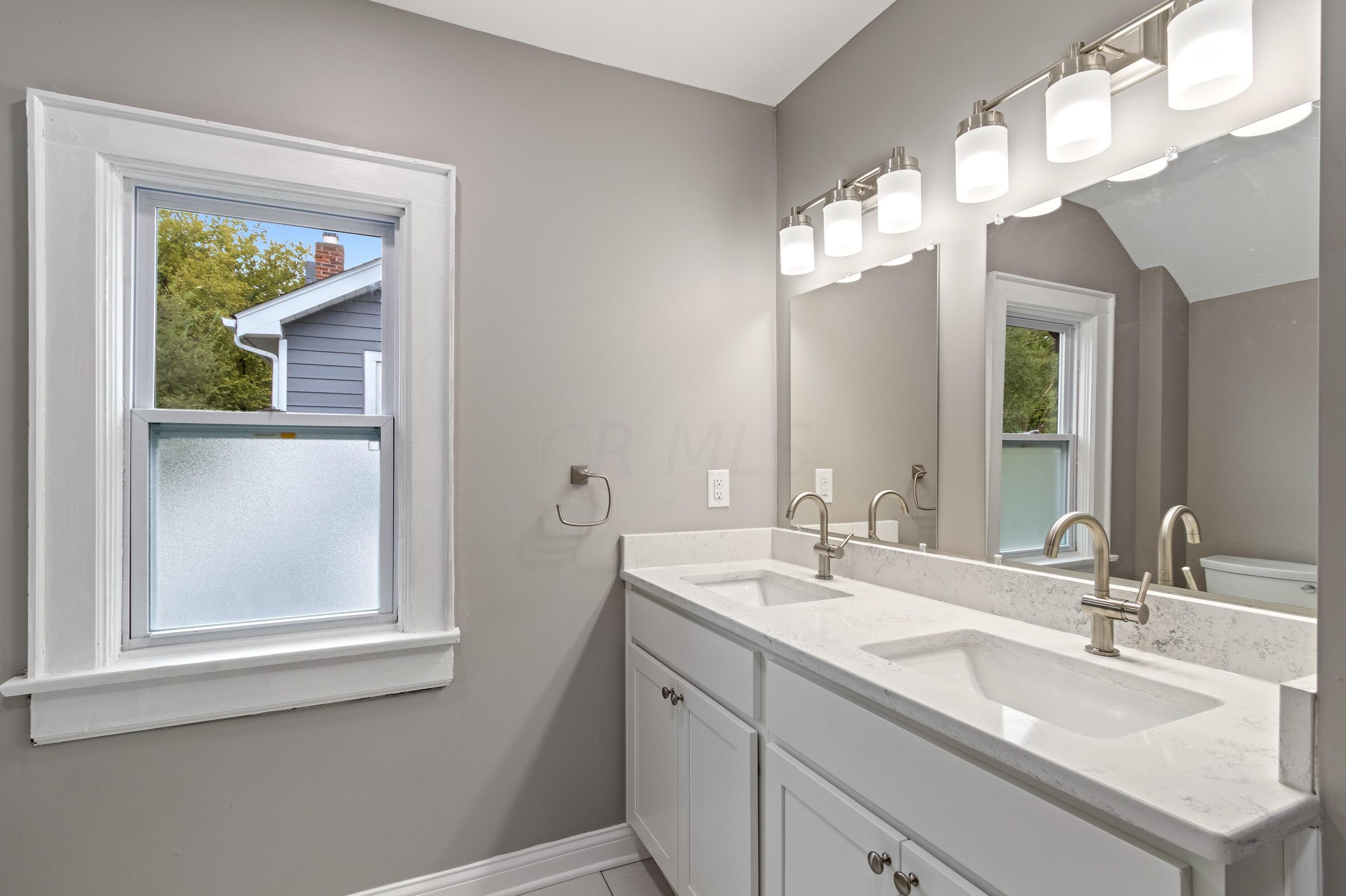 142 Longview Ave, Columbus OH  43202-1236 exterior