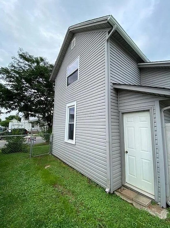 823 Pierce Ave, Lancaster OH 43130-2141 exterior