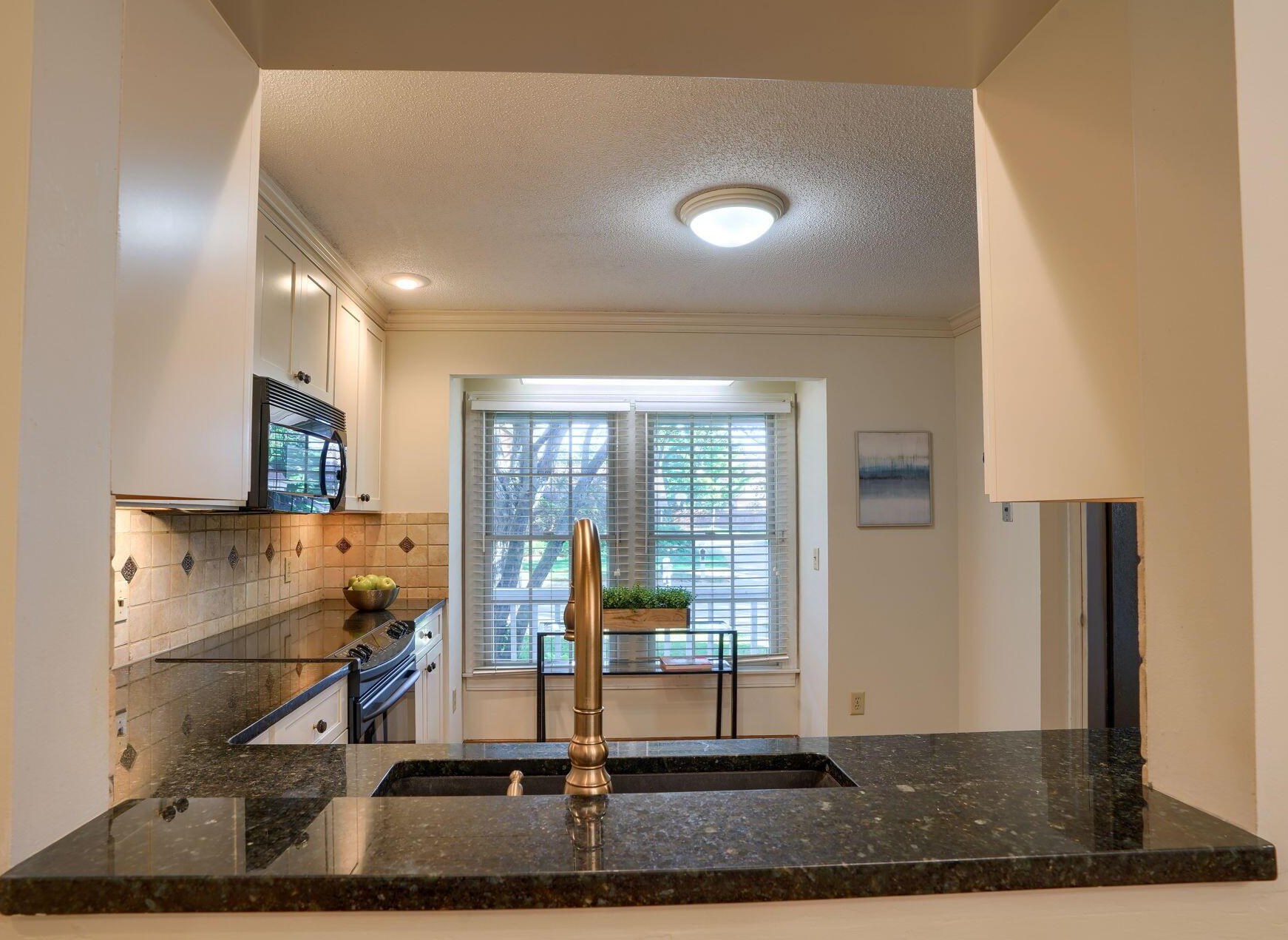 2207 Sandston Rd, Columbus OH 43220-5405 exterior