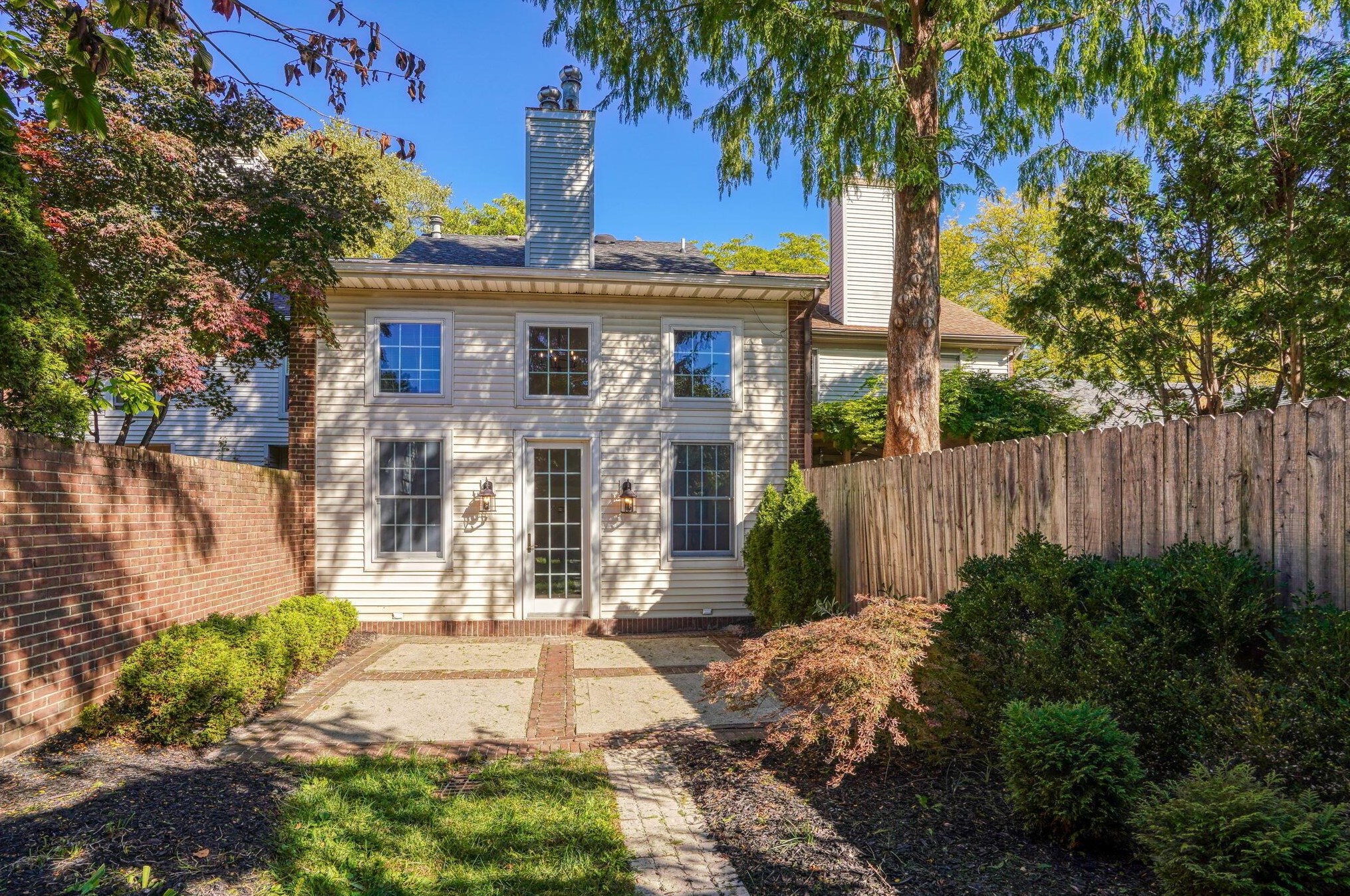 2207 Sandston Rd, Columbus OH 43220-5405 exterior