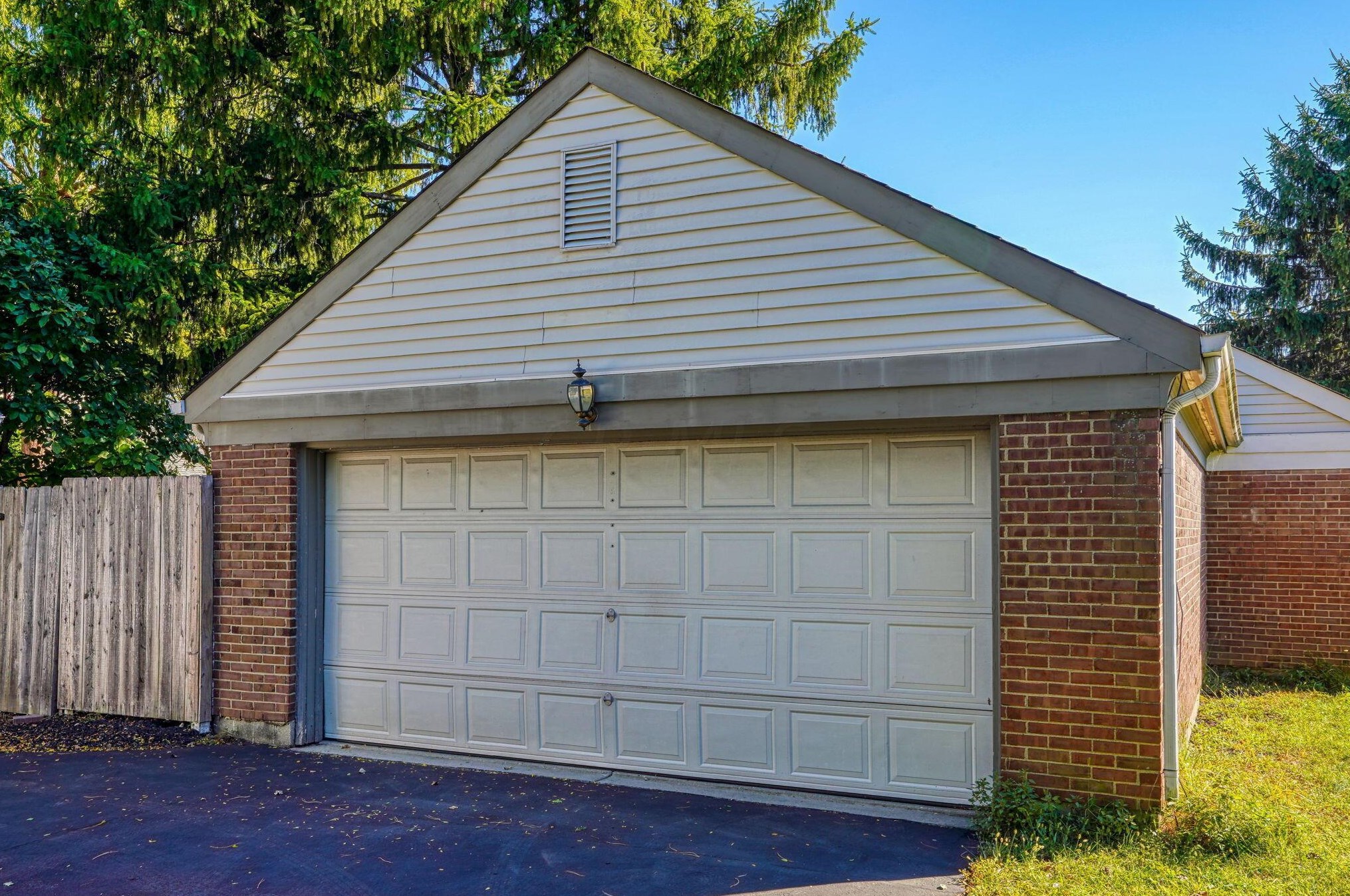 2207 Sandston Rd, Columbus OH 43220-5405 exterior