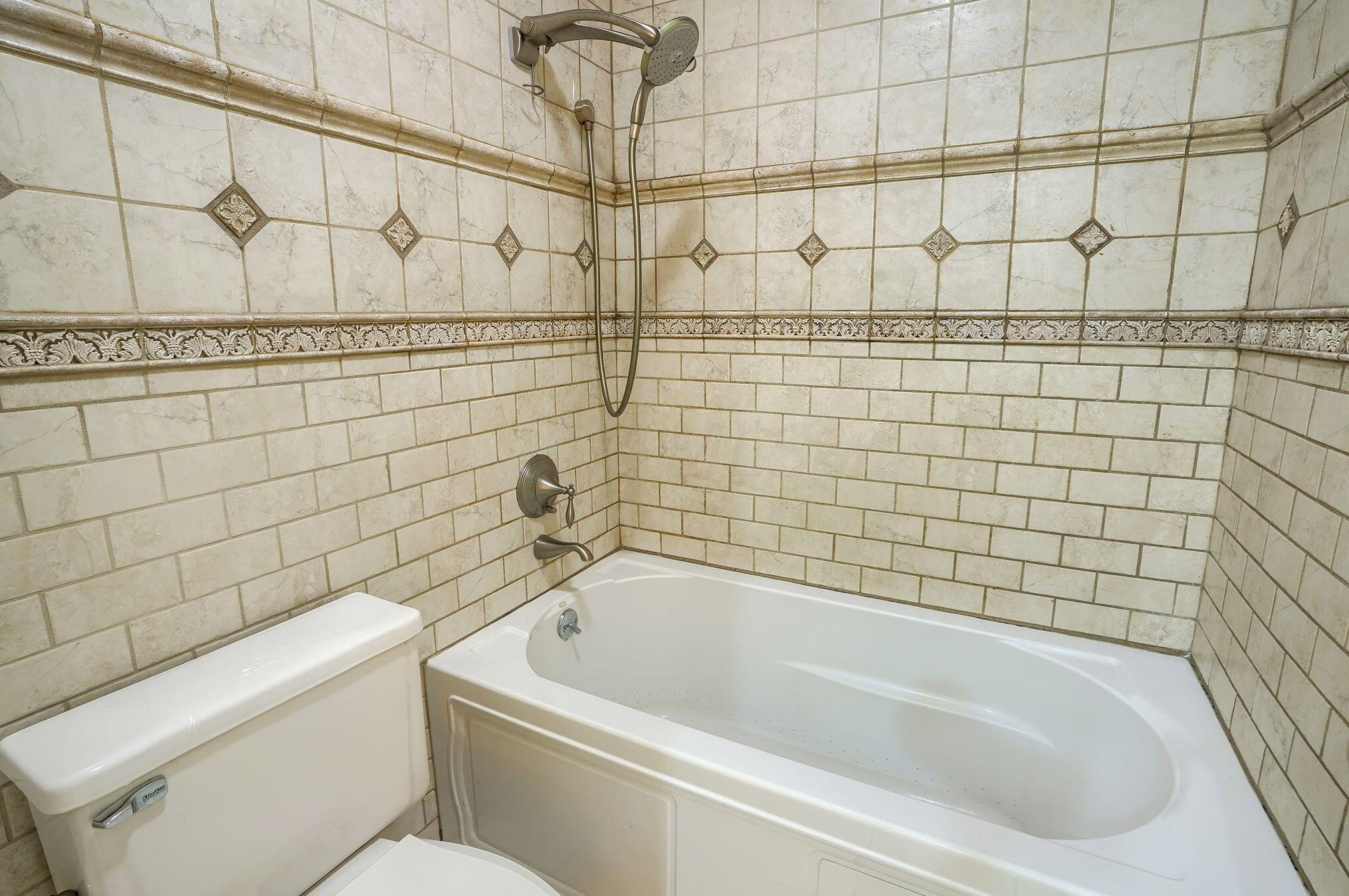 2207 Sandston Rd, Columbus OH 43220-5405 exterior