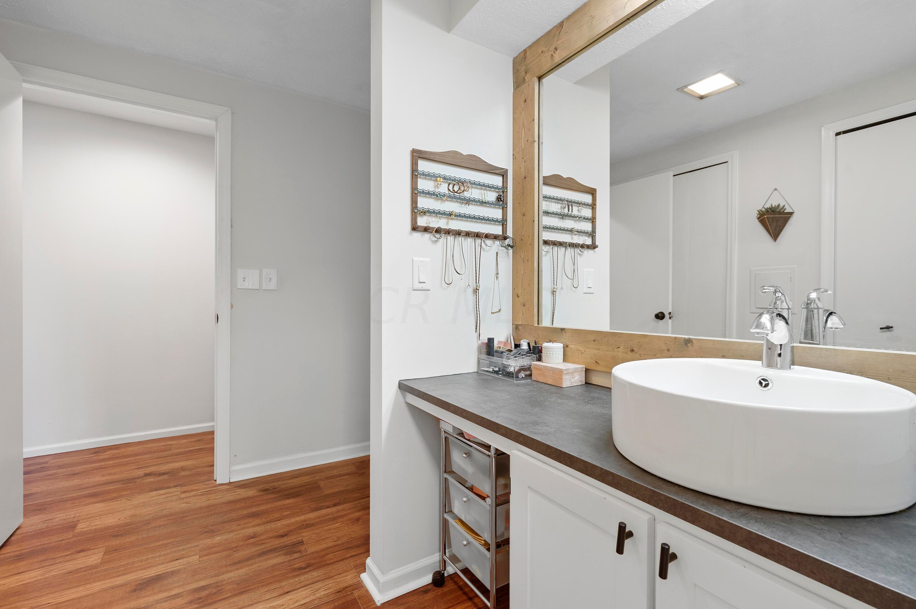 5101 Sansom Ct, Columbus OH 43220-2550 exterior