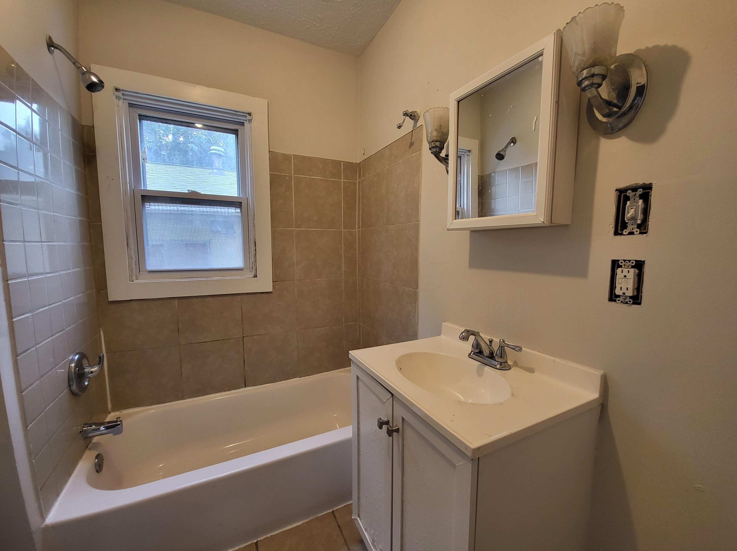 1673 Genessee Ave, Columbus OH 43211-1548 exterior