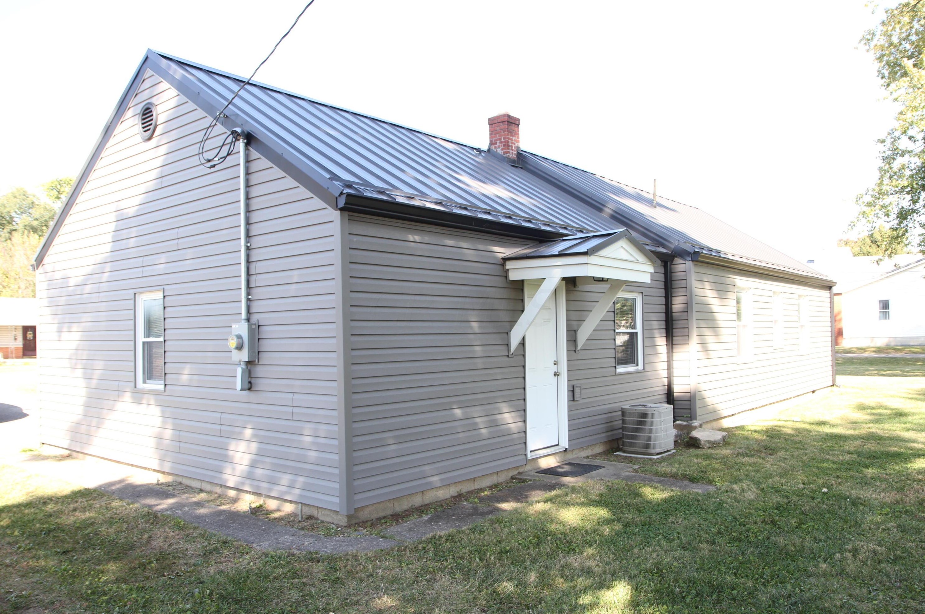 400 Long St, Ashville OH  43103-1308 exterior