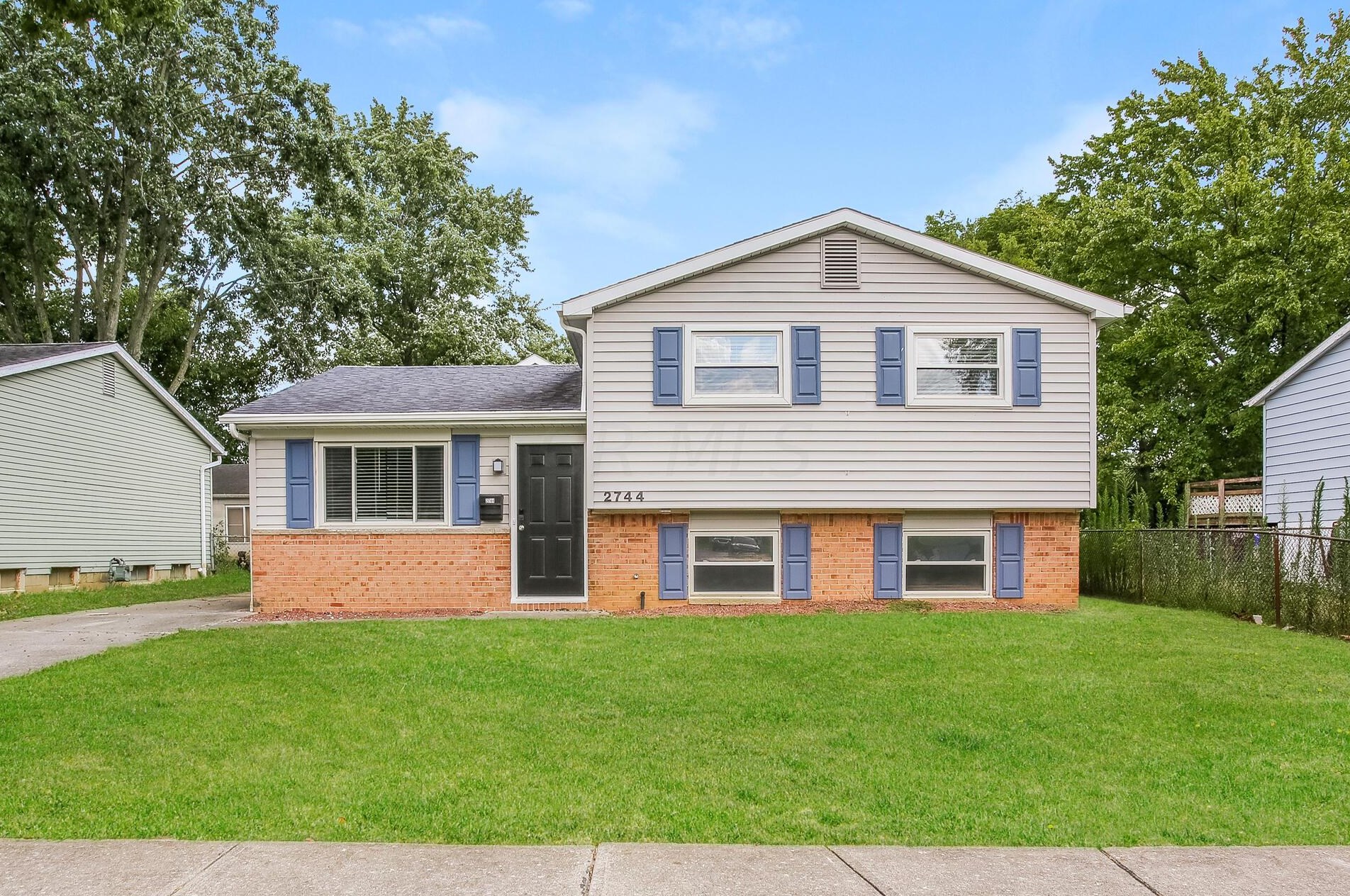 2744 Glenbriar St, Columbus OH  43232-6609 exterior