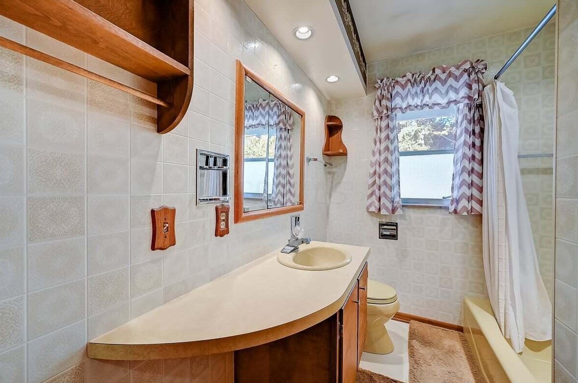 2512 Minerva Lk Rd, Columbus OH 43231-4819 exterior