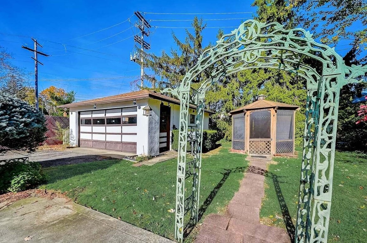 2512 Minerva Lk Rd, Columbus OH 43231-4819 exterior