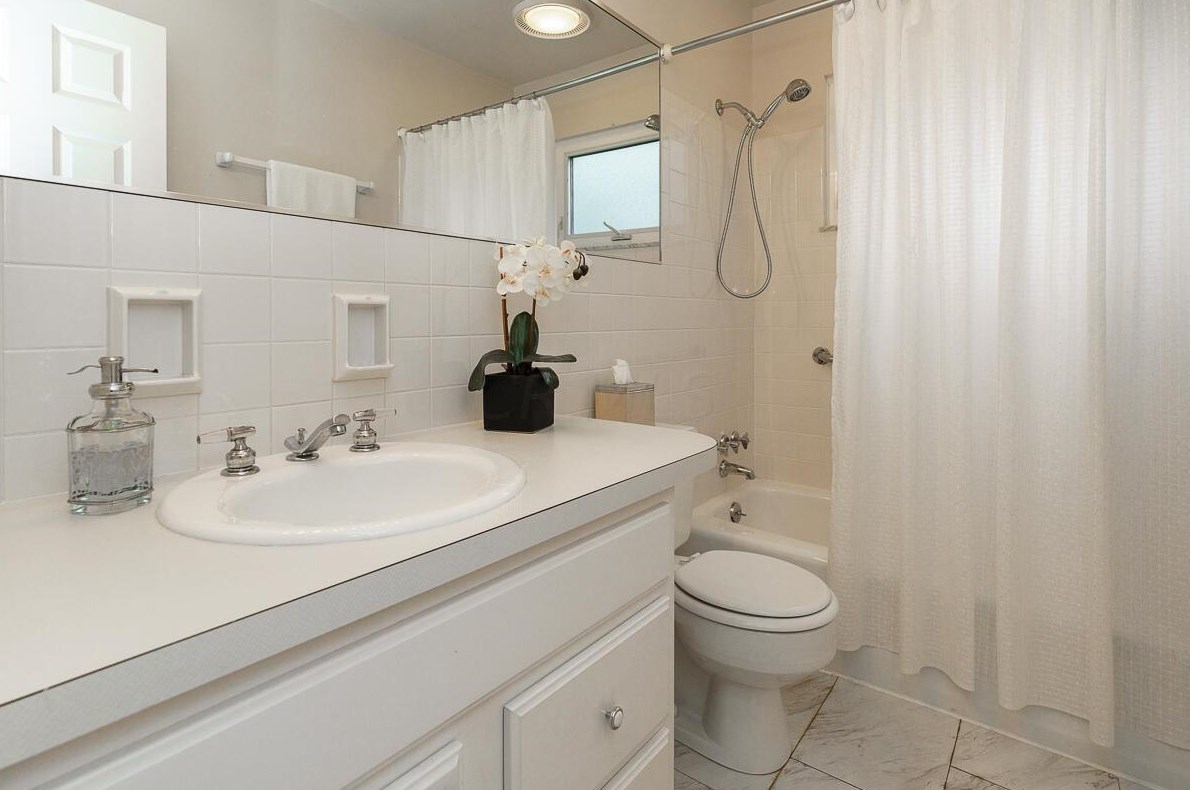 1620 Mccoy Rd, Columbus OH 43220-4408 exterior