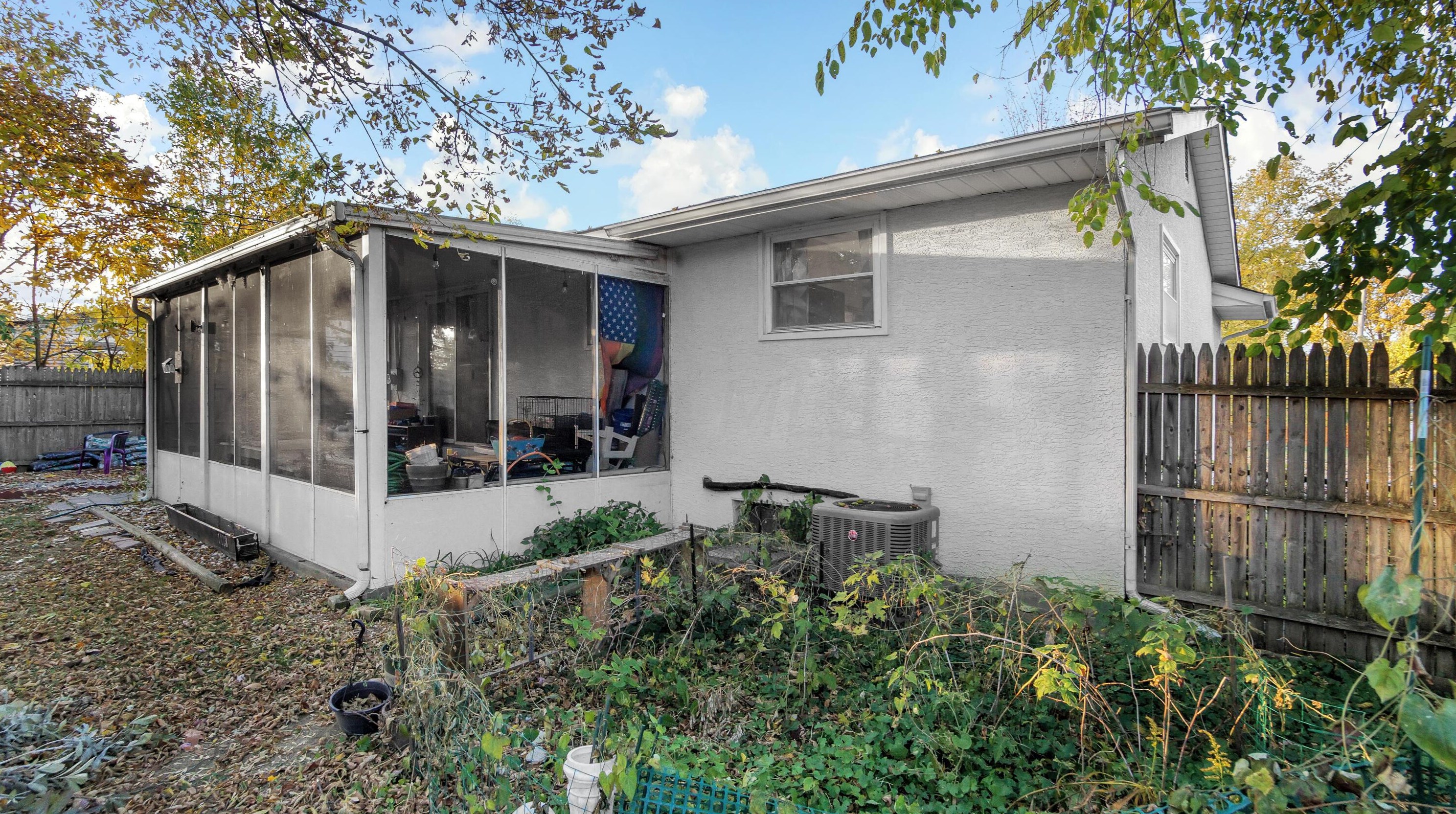 1483 Cranwood Dr, Columbus OH 43229-2153 exterior