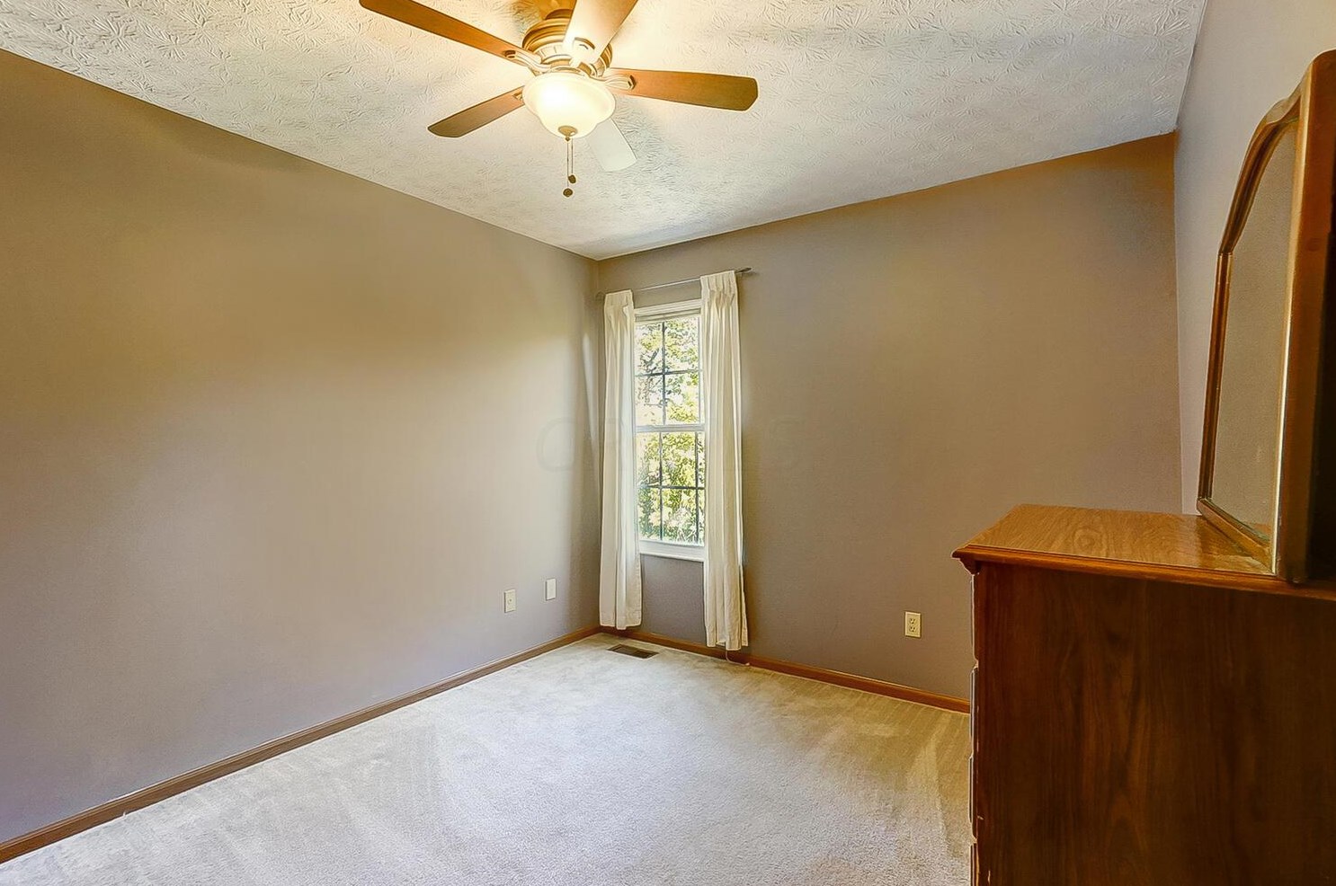 1512 Bendelow Dr, Columbus OH 43228-7009 exterior