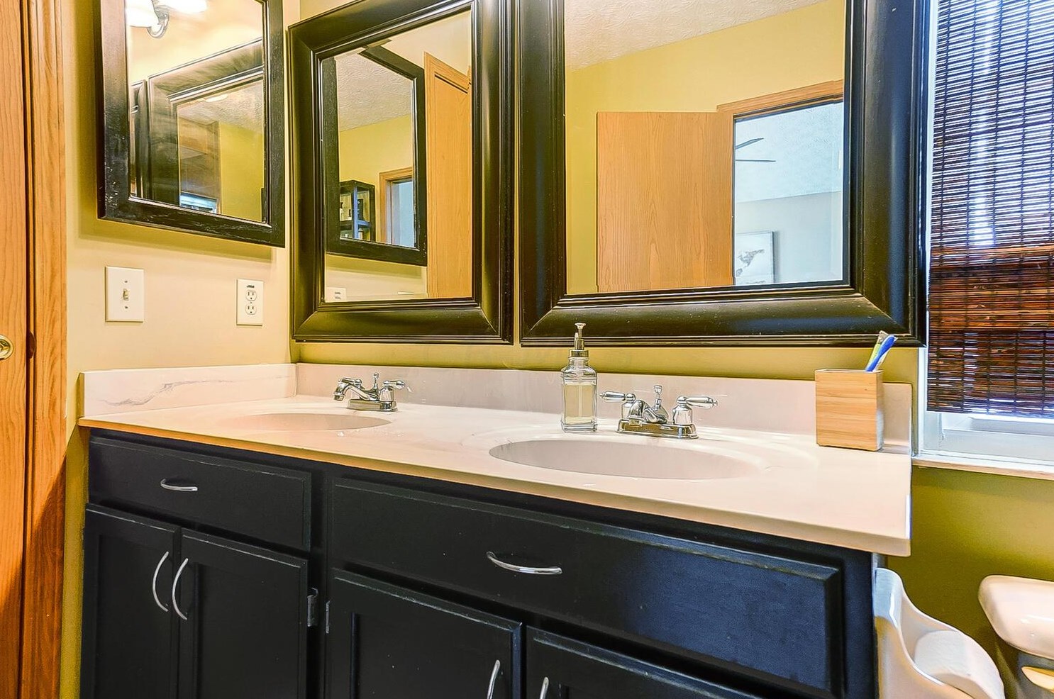 1512 Bendelow Dr, Columbus OH 43228-7009 exterior