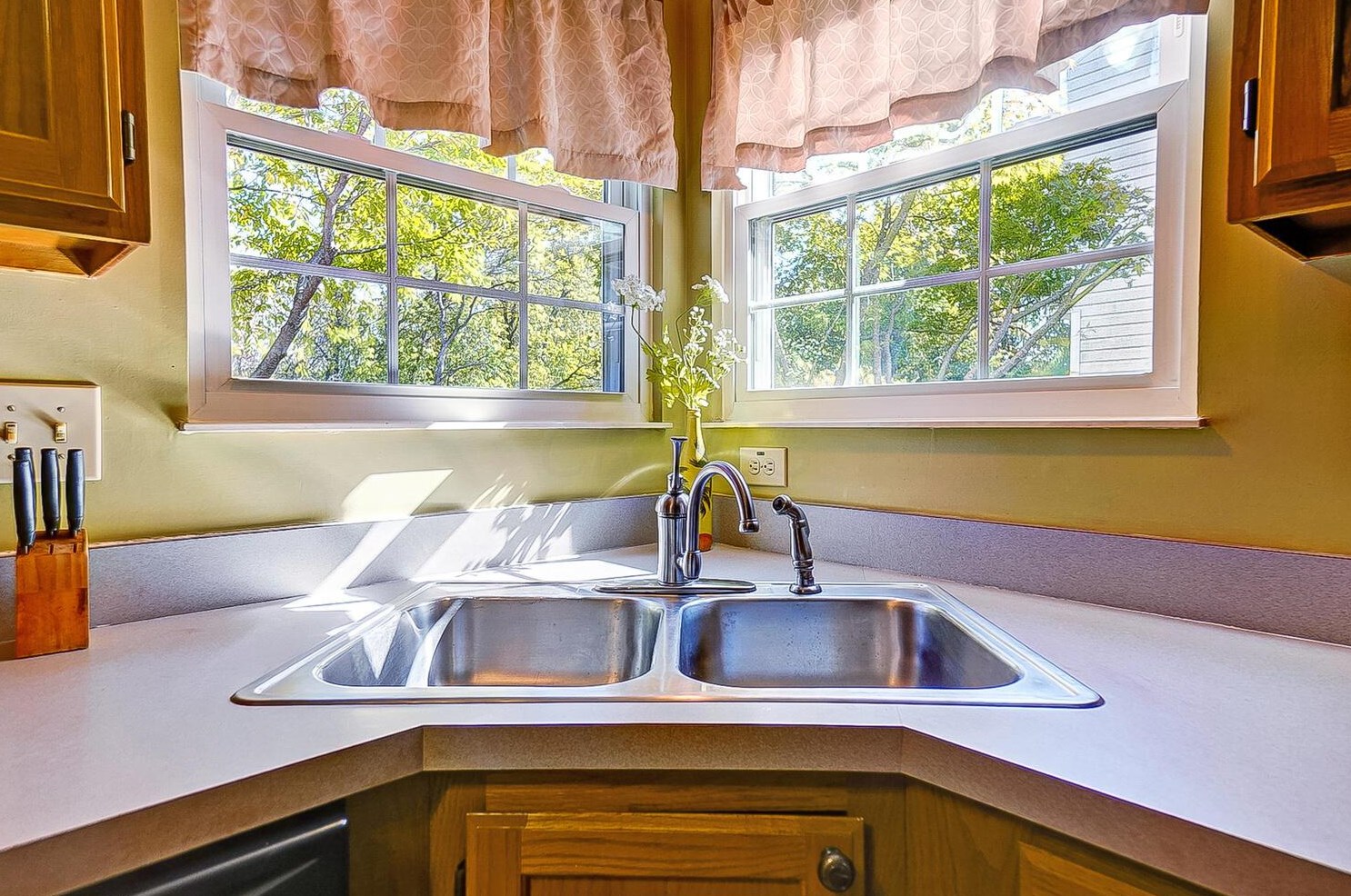 1512 Bendelow Dr, Columbus OH 43228-7009 exterior