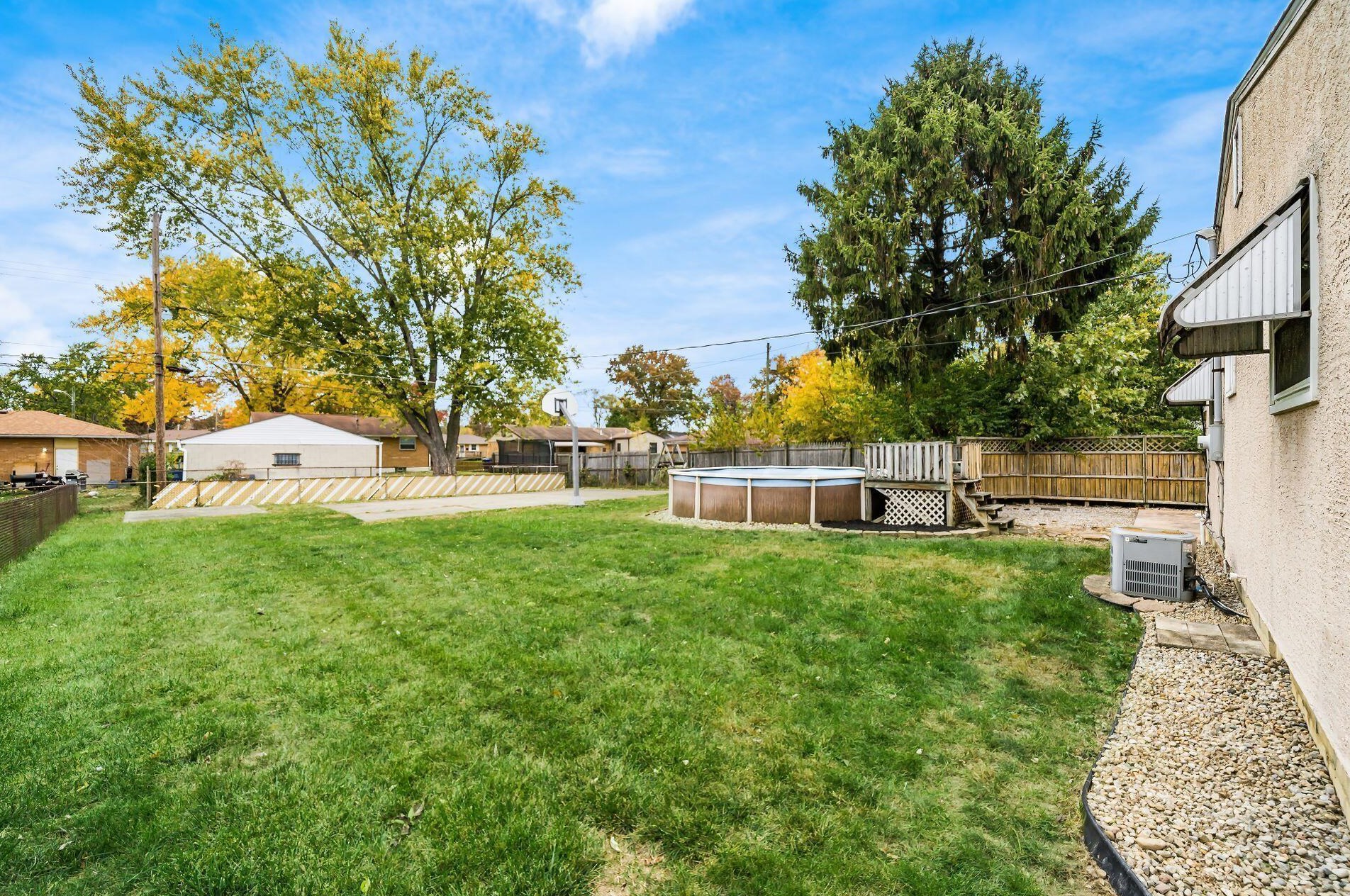 1827 Stetson Rd, Columbus OH 43232-2836 exterior