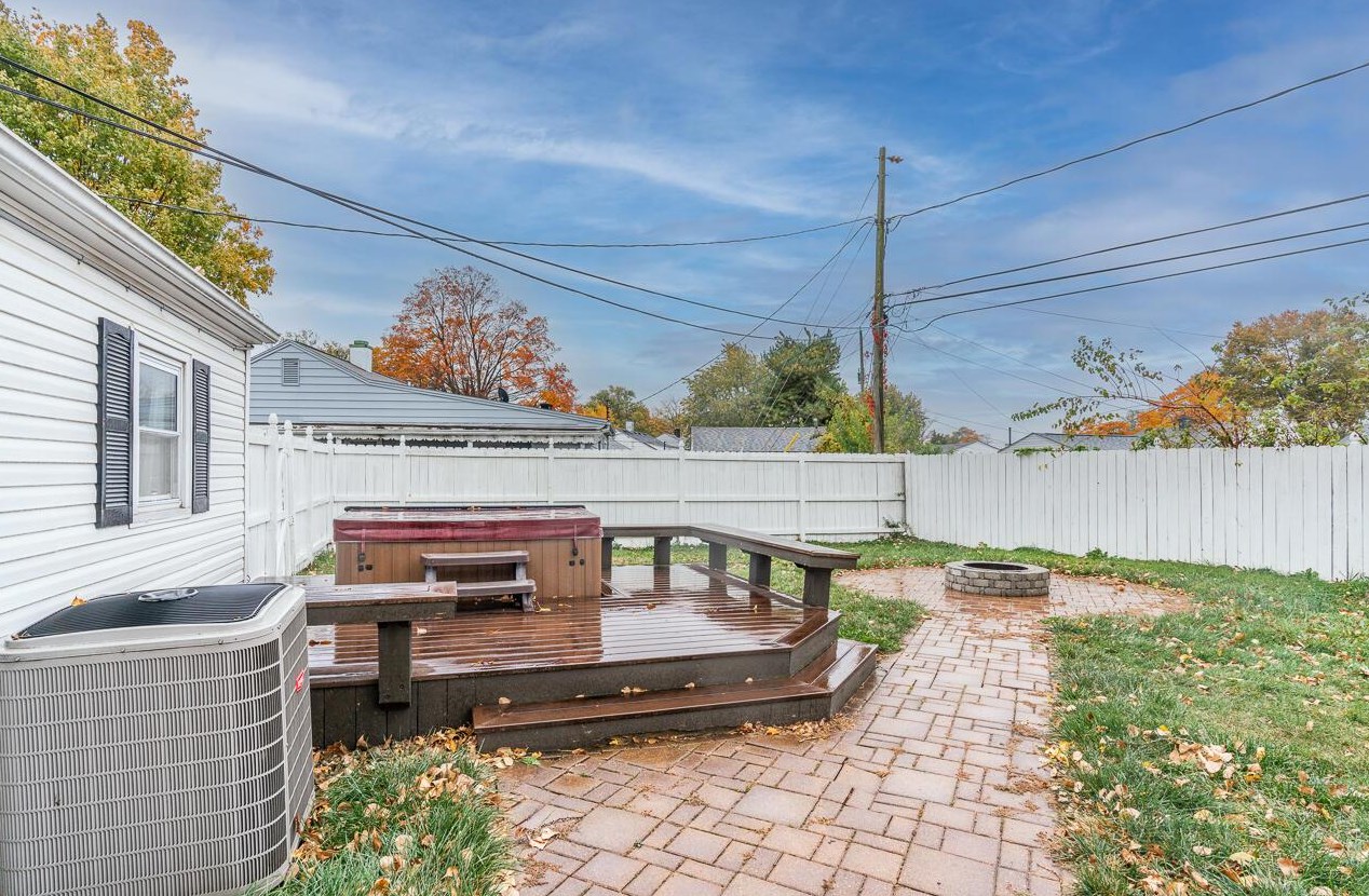 127 Little Flower Ln, Columbus OH 43213-1918 exterior