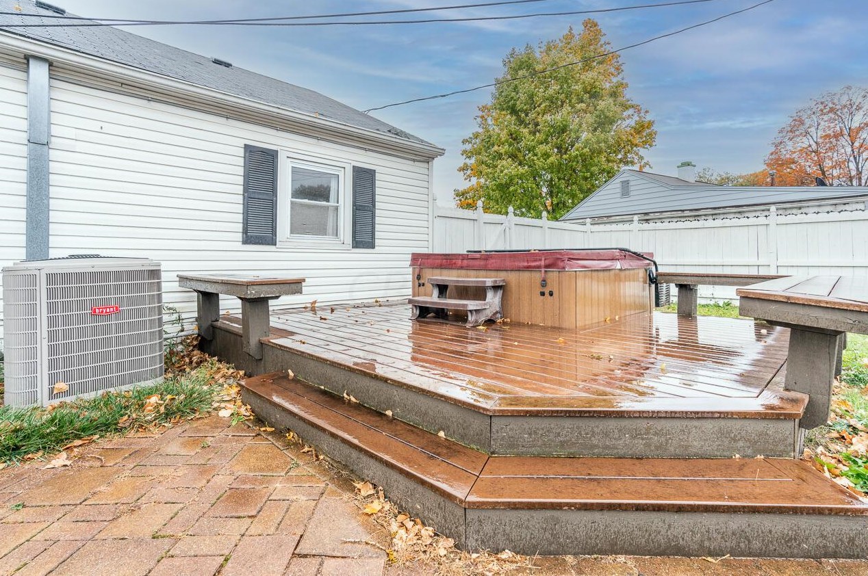 127 Little Flower Ln, Columbus OH 43213-1918 exterior