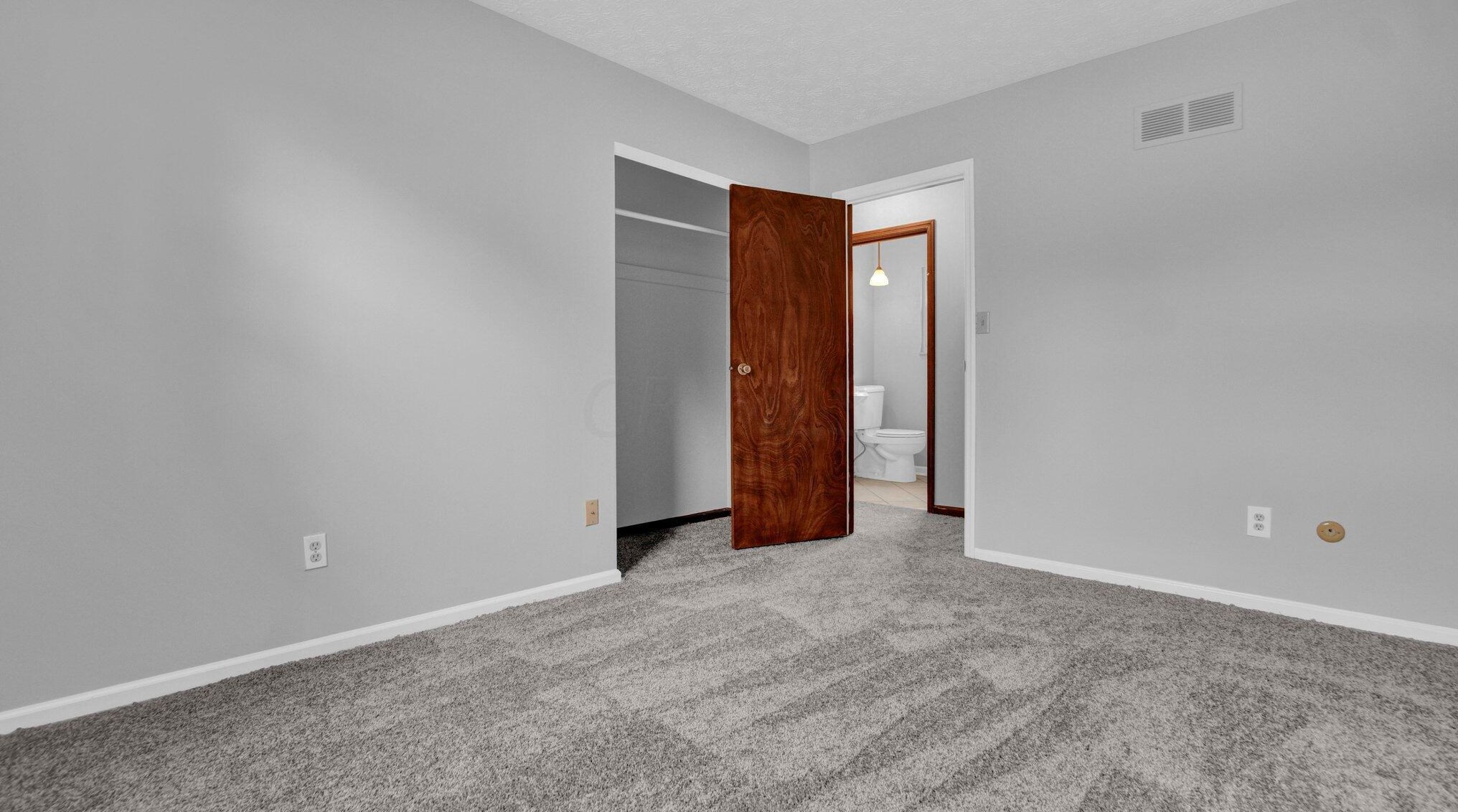 1204 Smallwood Dr, Columbus OH  43235-2501 exterior