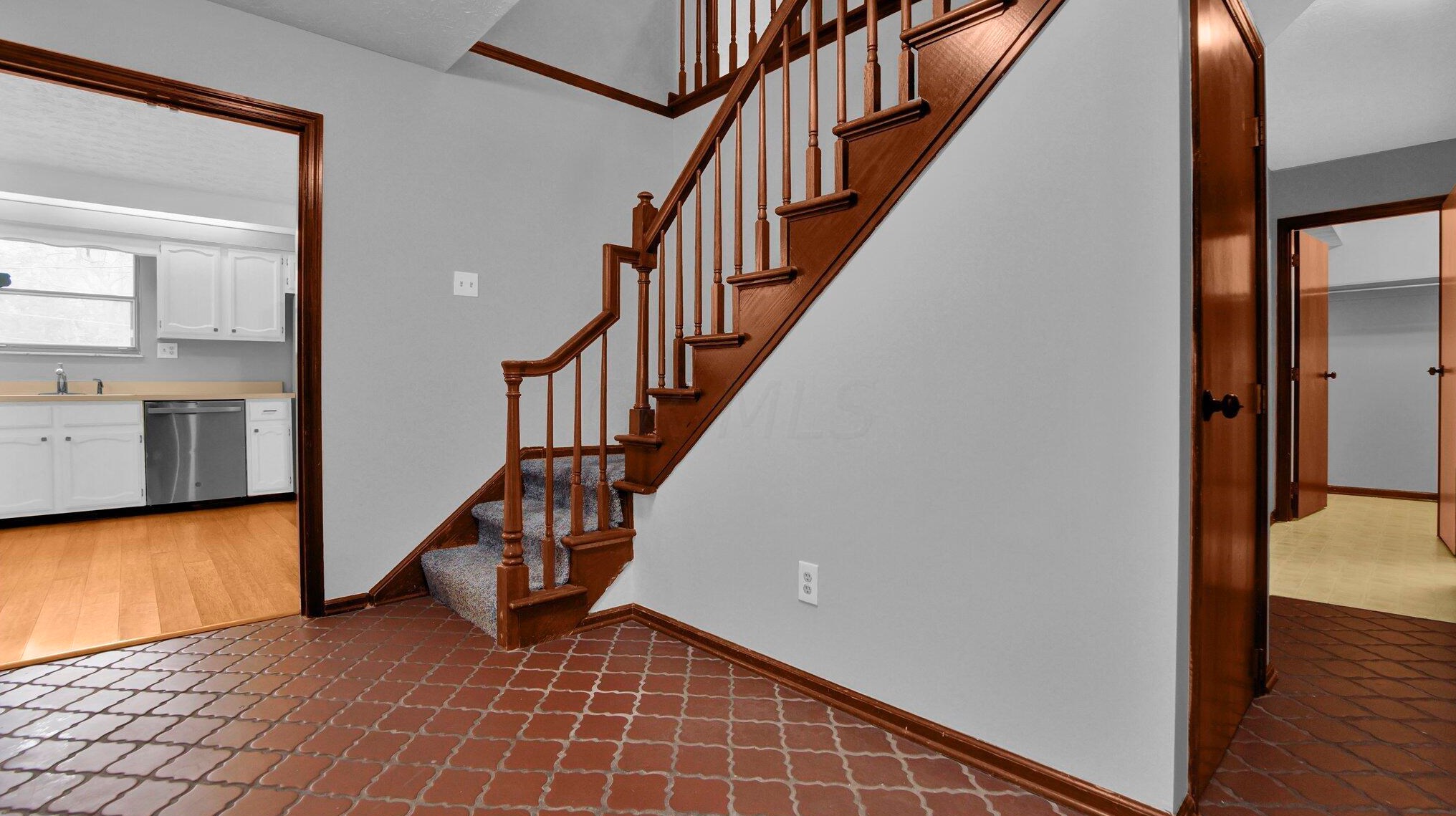 1204 Smallwood Dr, Columbus OH  43235-2501 exterior