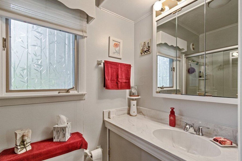 1364 Hague Ave, Columbus OH 43204-2107 exterior